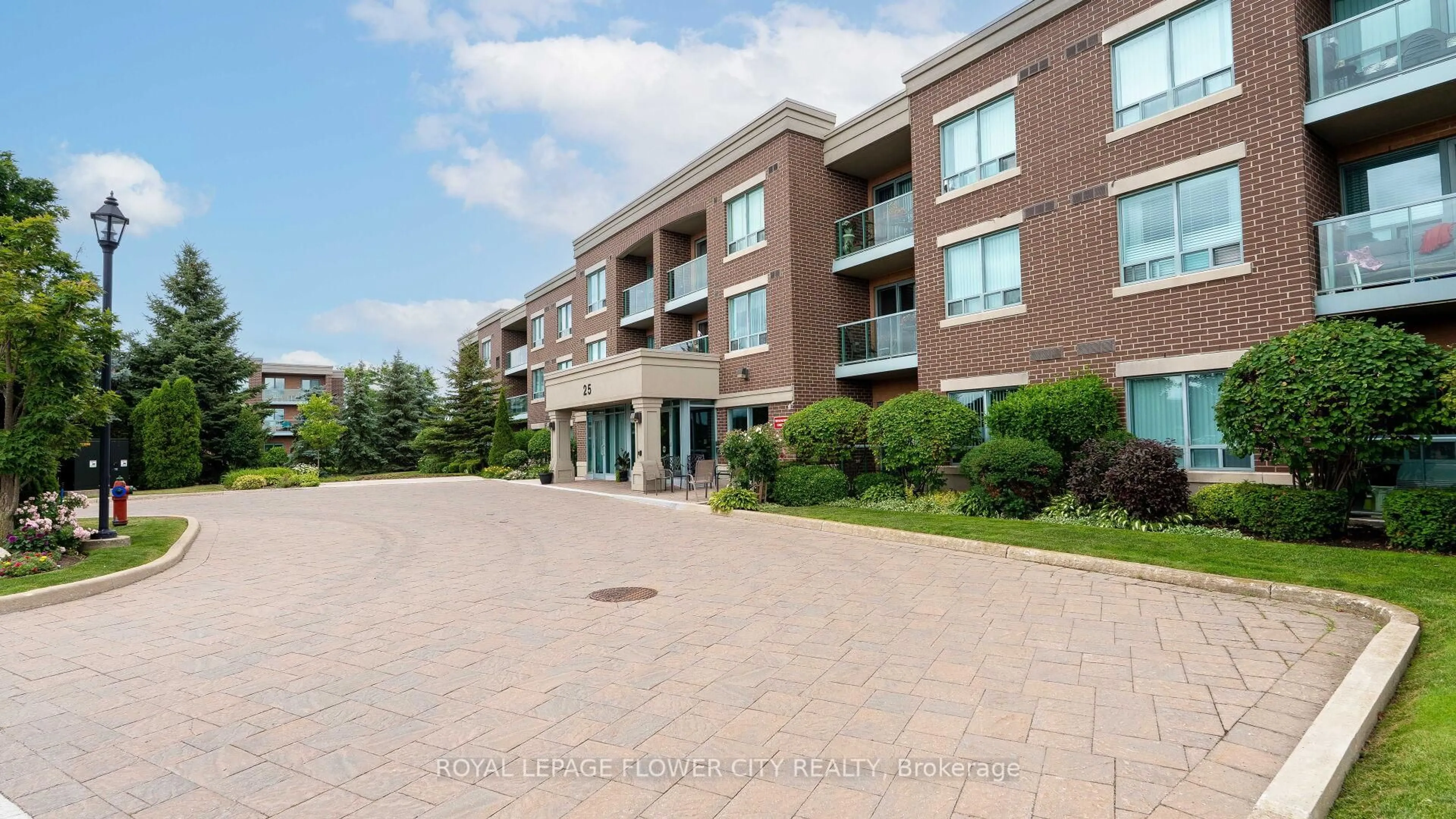 Patio, building for 25 Via Rosedale #204, Brampton Ontario L6R 3J8