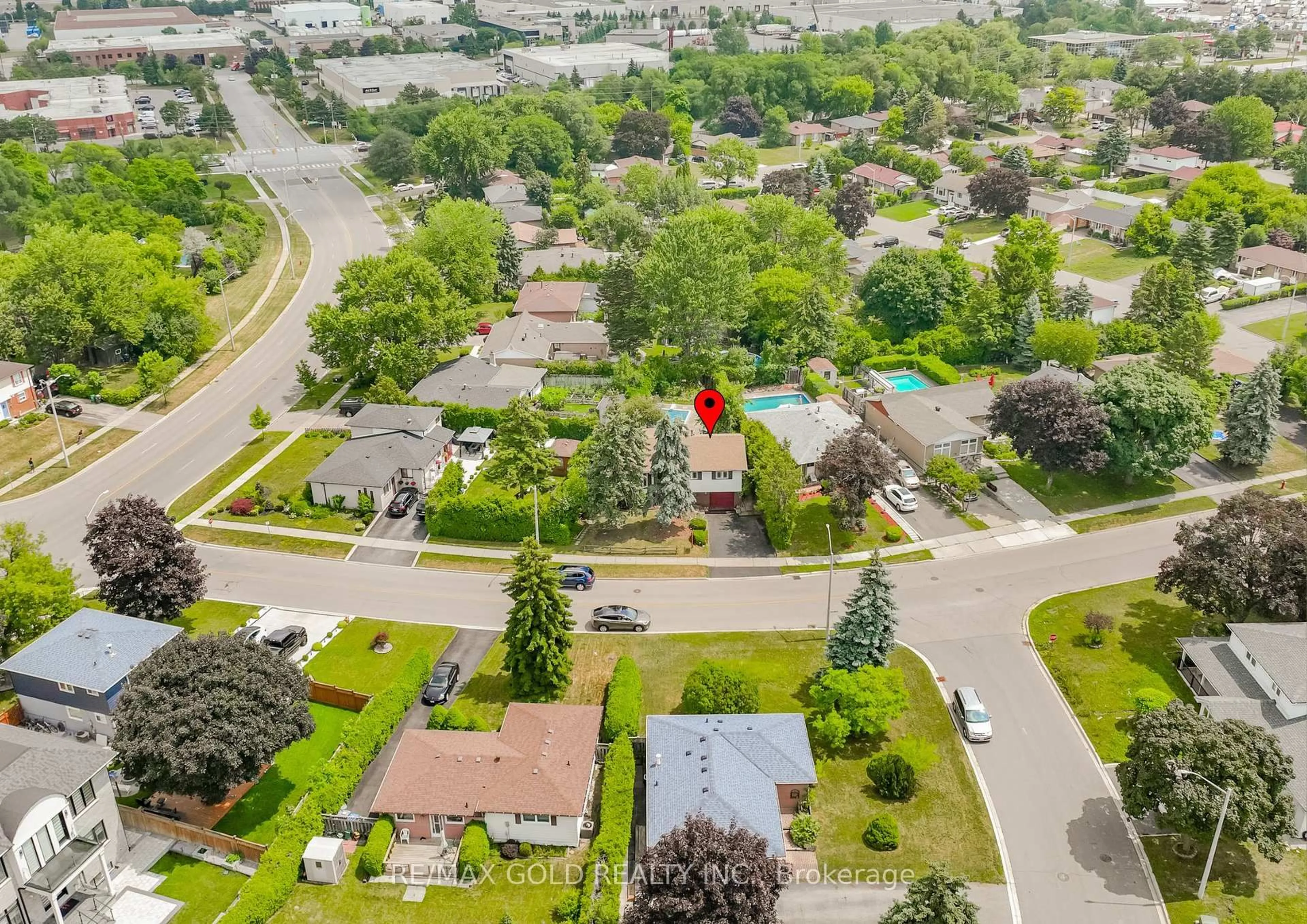 A pic from outside/outdoor area/front of a property/back of a property/a pic from drone, street for 38 Duke Rd, Brampton Ontario L6T 3K3