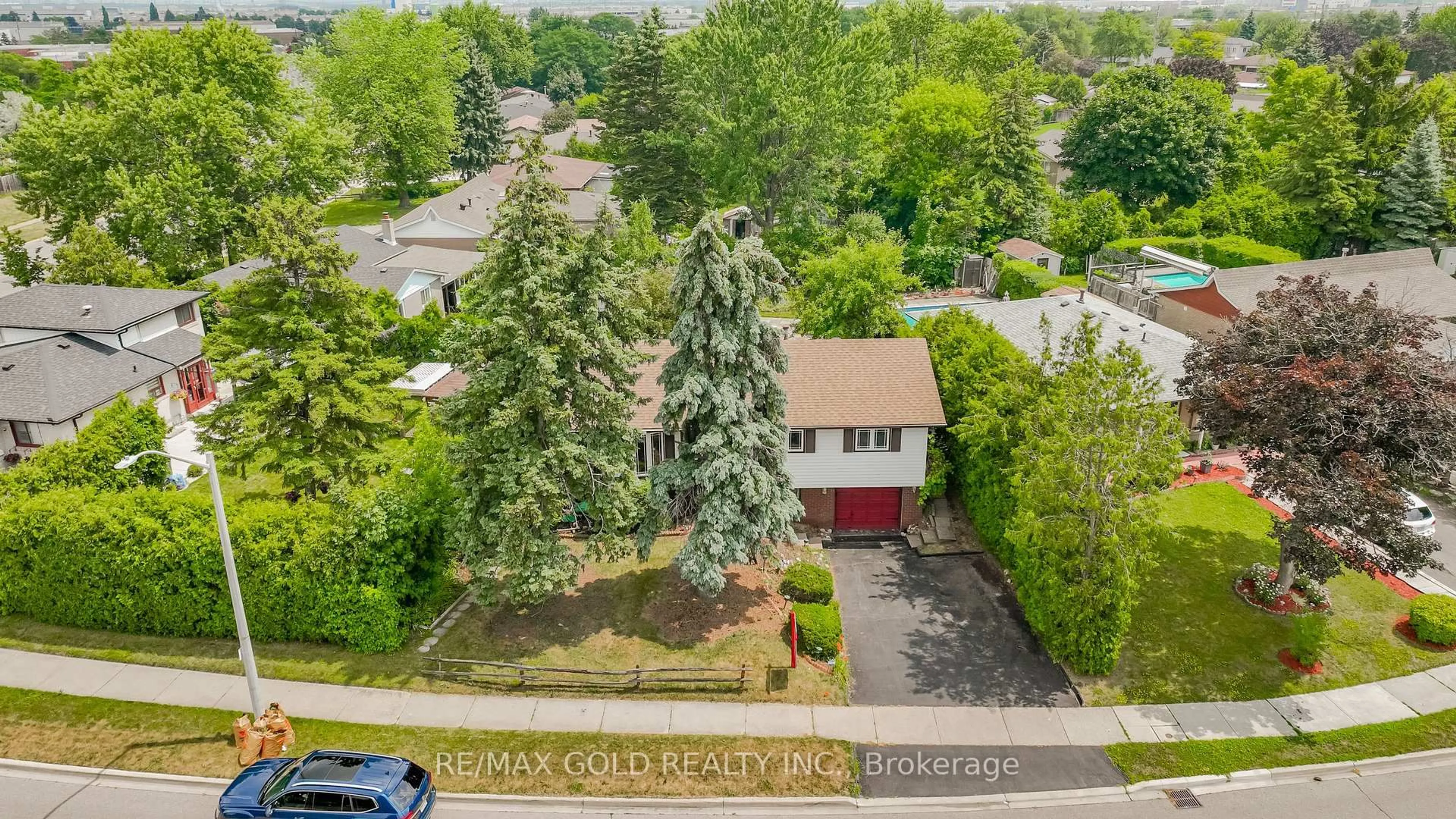 A pic from outside/outdoor area/front of a property/back of a property/a pic from drone, street for 38 Duke Rd, Brampton Ontario L6T 3K3