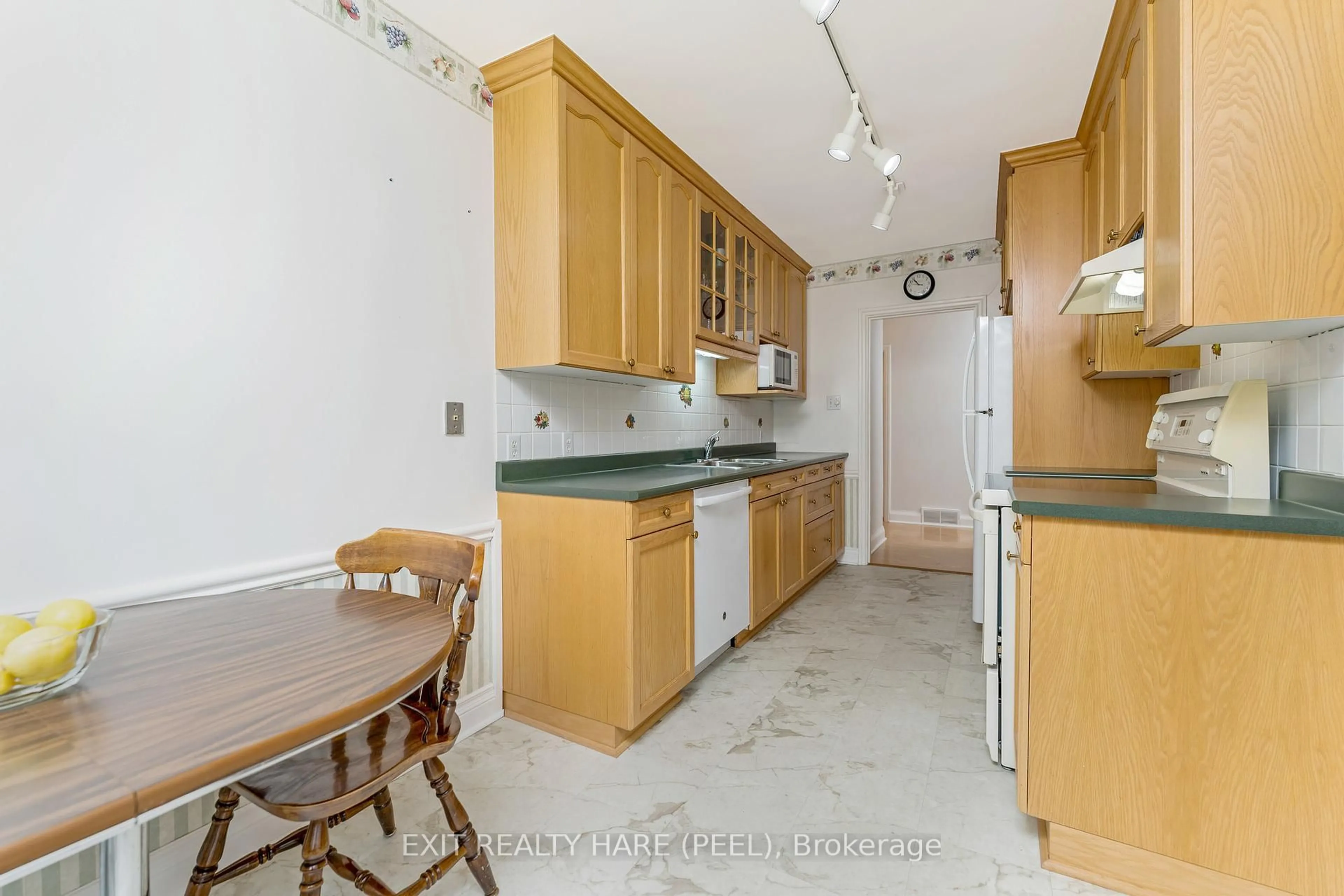 Standard kitchen, ceramic/tile floor for 4 Moore Cres, Brampton Ontario L6W 1W8