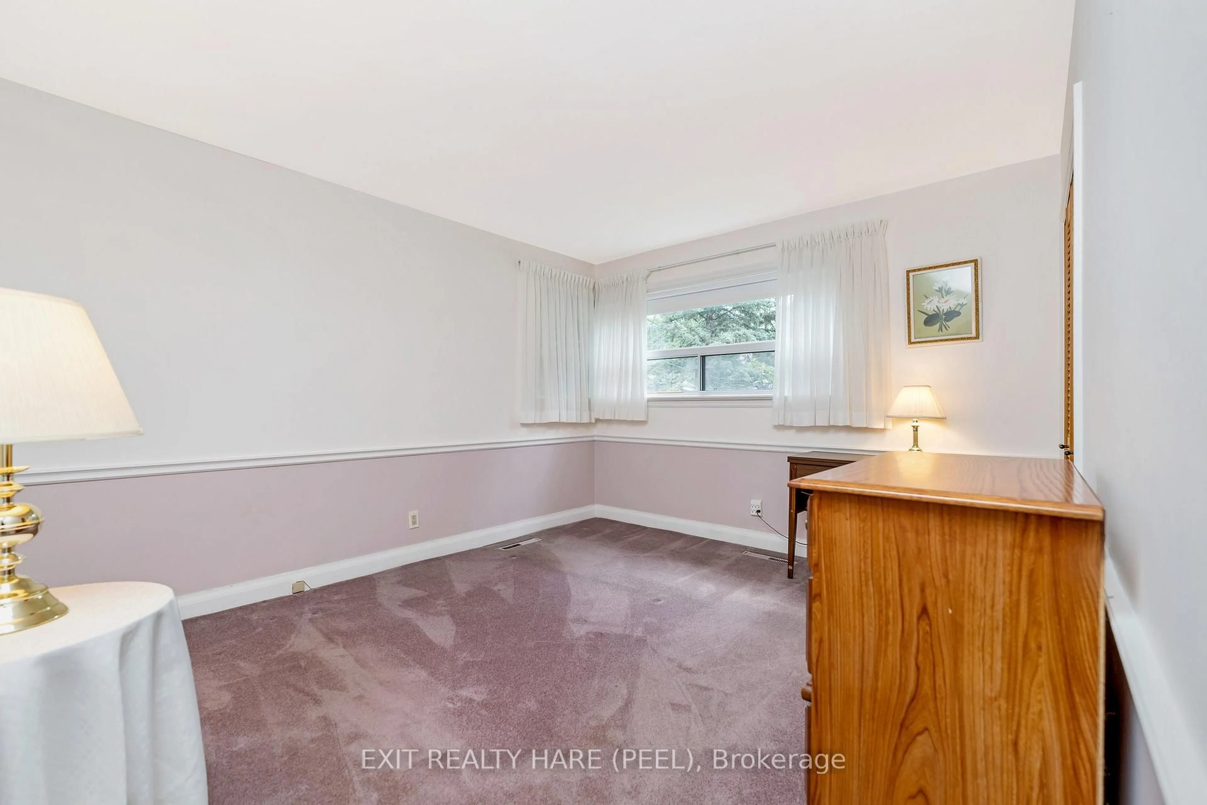 A pic of a room for 4 Moore Cres, Brampton Ontario L6W 1W8
