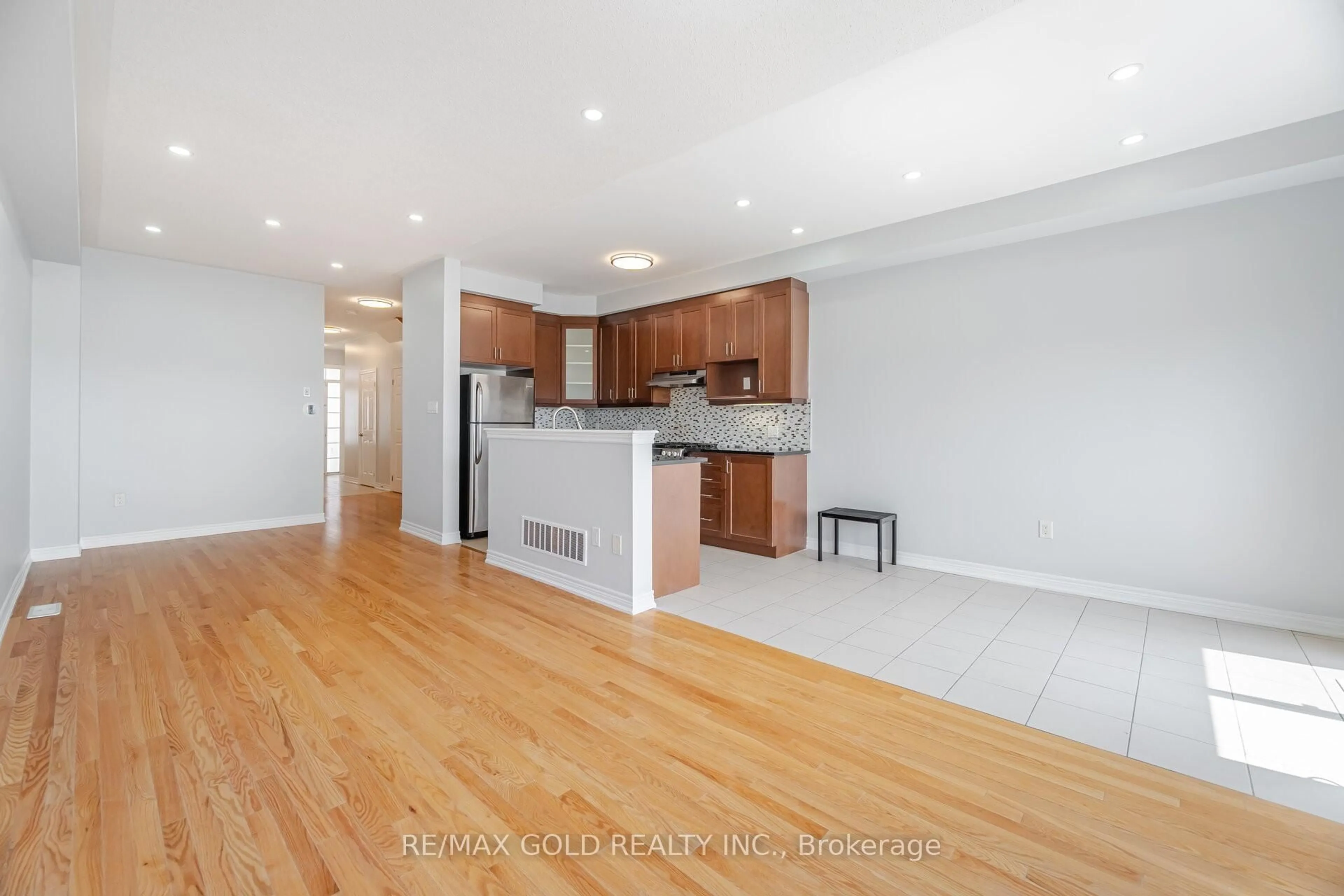 Open concept kitchen, wood/laminate floor for 240 Sky Harbour Dr, Brampton Ontario L6Y 2Z7