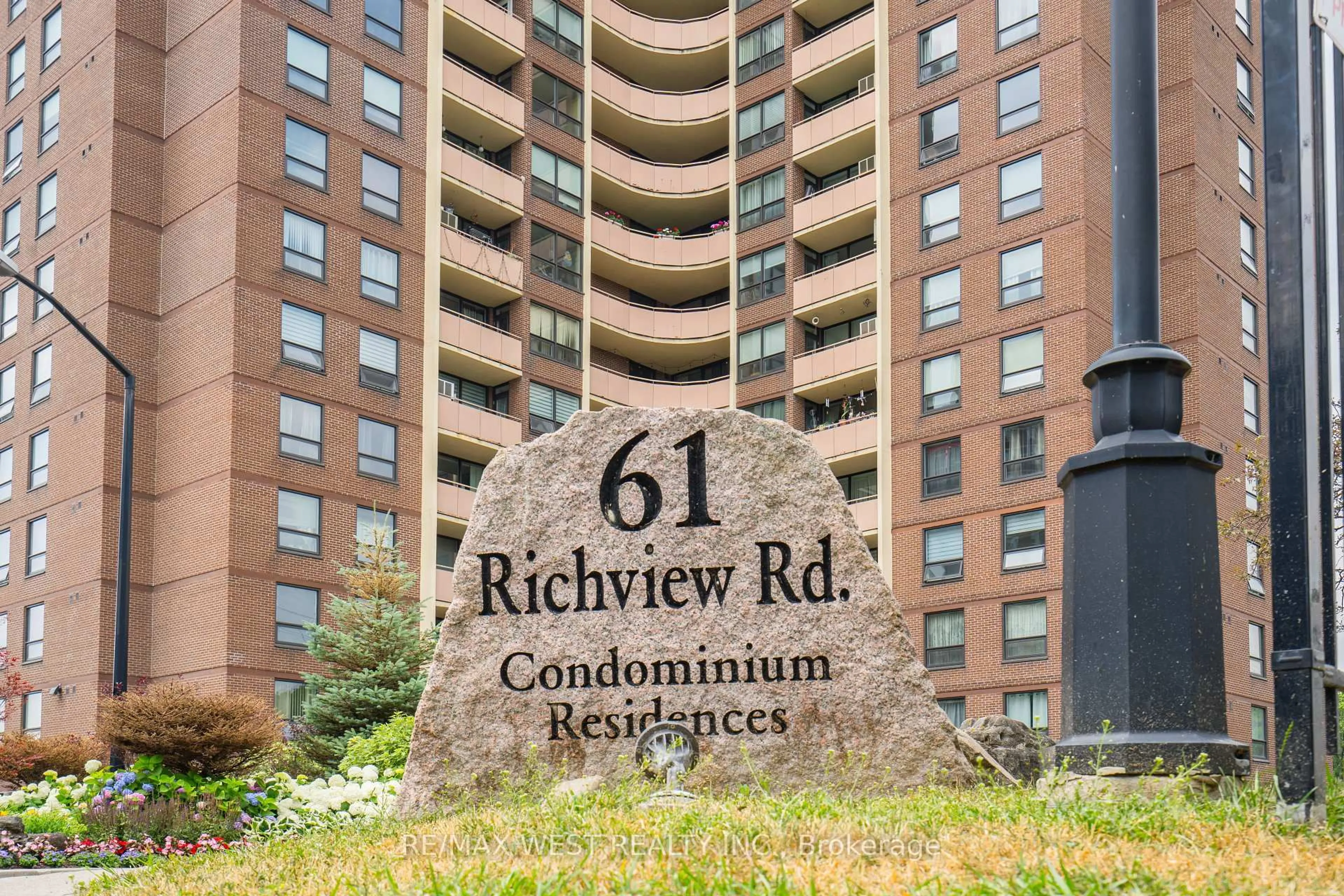 Indoor foyer for 61 Richview Rd #1603, Toronto Ontario M9A 4M8