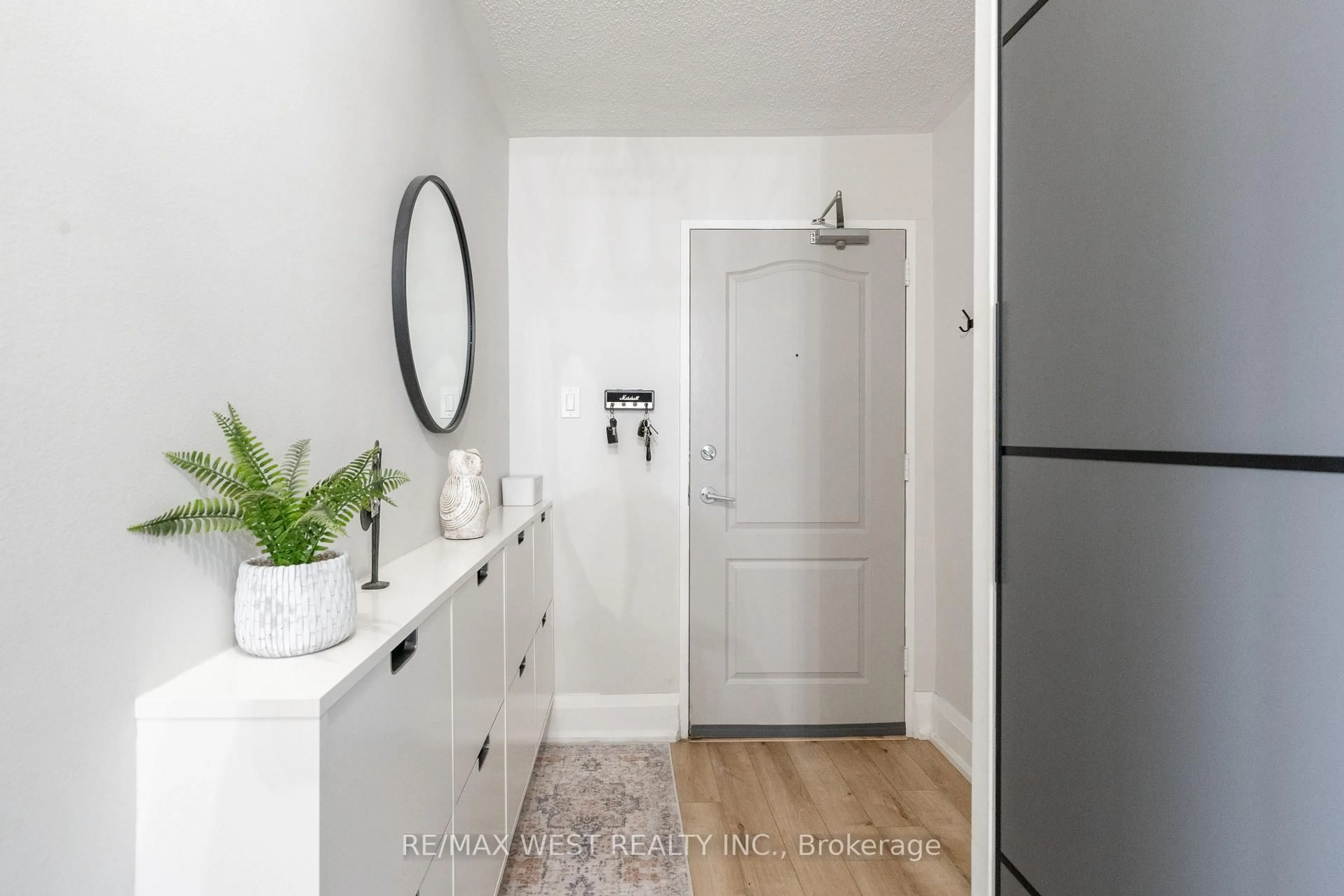 Contemporary bathroom, ceramic/tile floor for 61 Richview Rd #1603, Toronto Ontario M9A 4M8