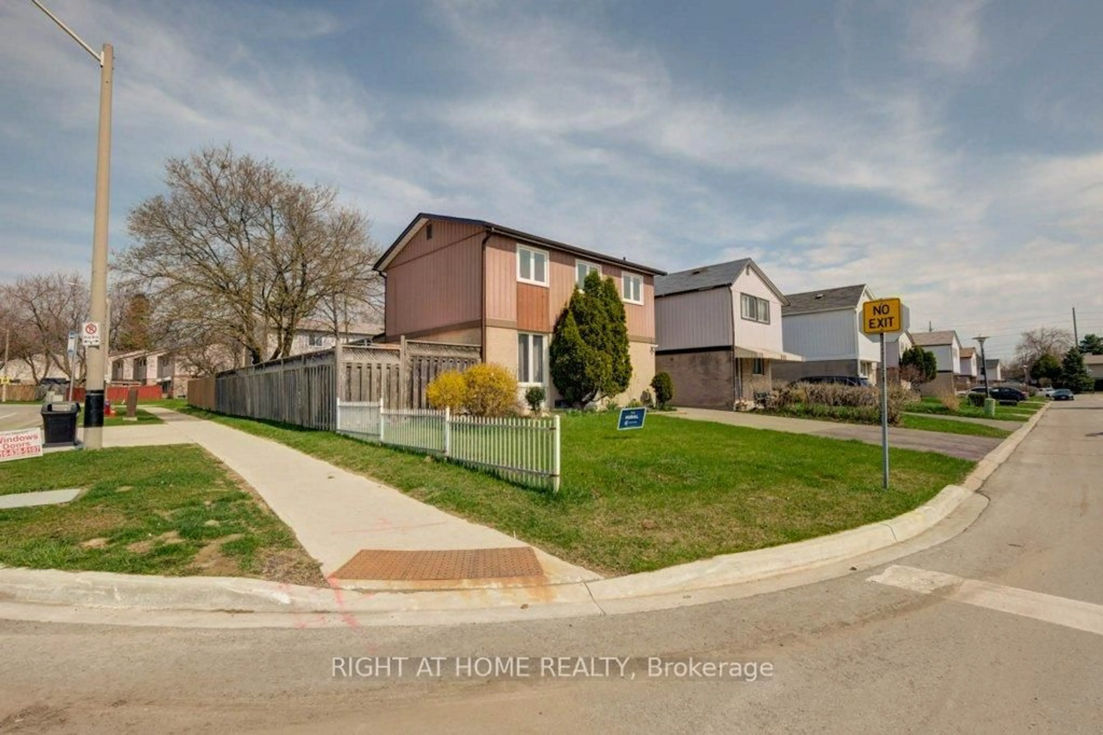 A pic from outside/outdoor area/front of a property/back of a property/a pic from drone, street for 1 Hedley Crt, Brampton Ontario L6S 2B6