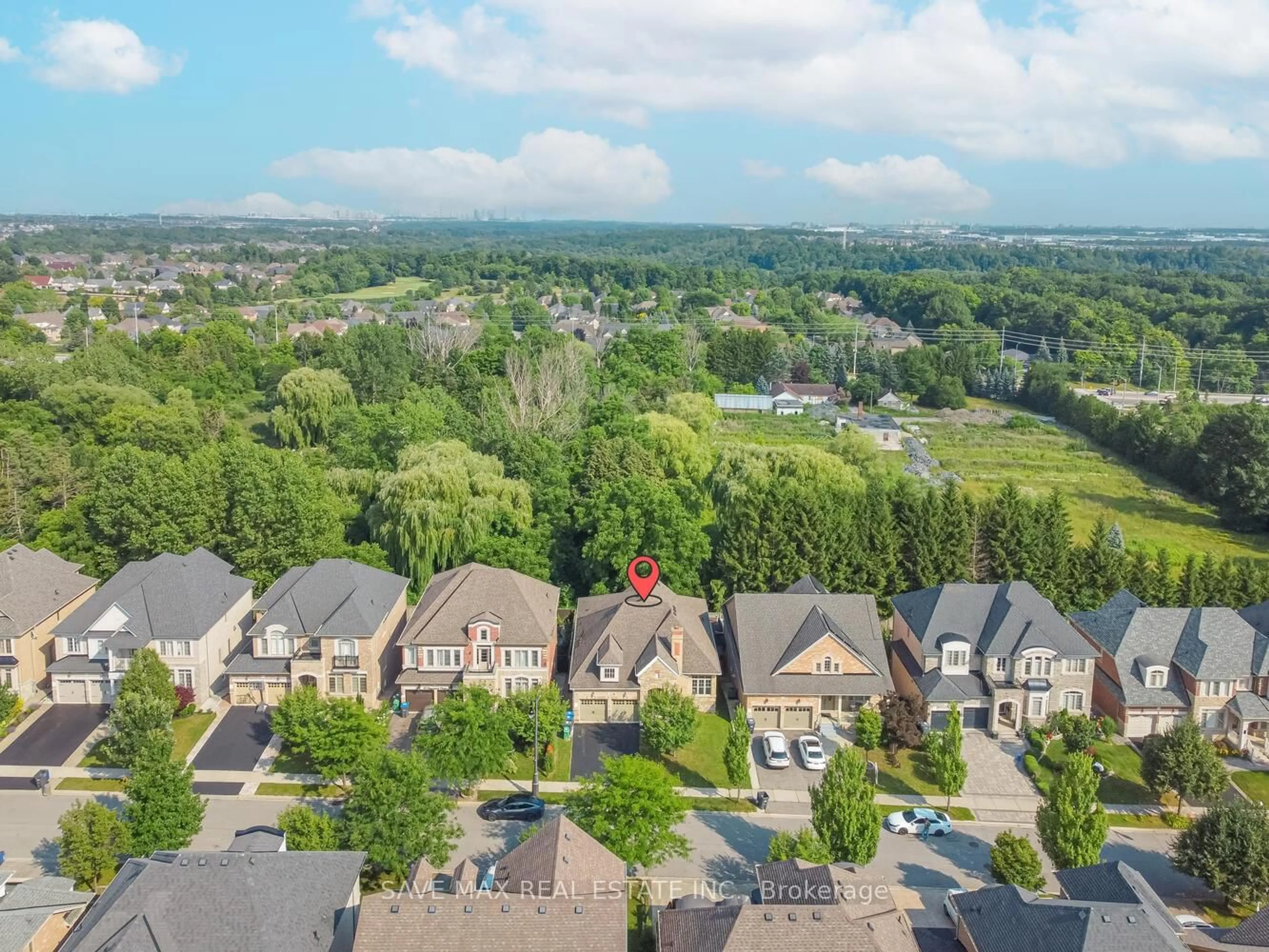 A pic from outside/outdoor area/front of a property/back of a property/a pic from drone, unknown for 11 Haywood Dr, Brampton Ontario L6X 0W1