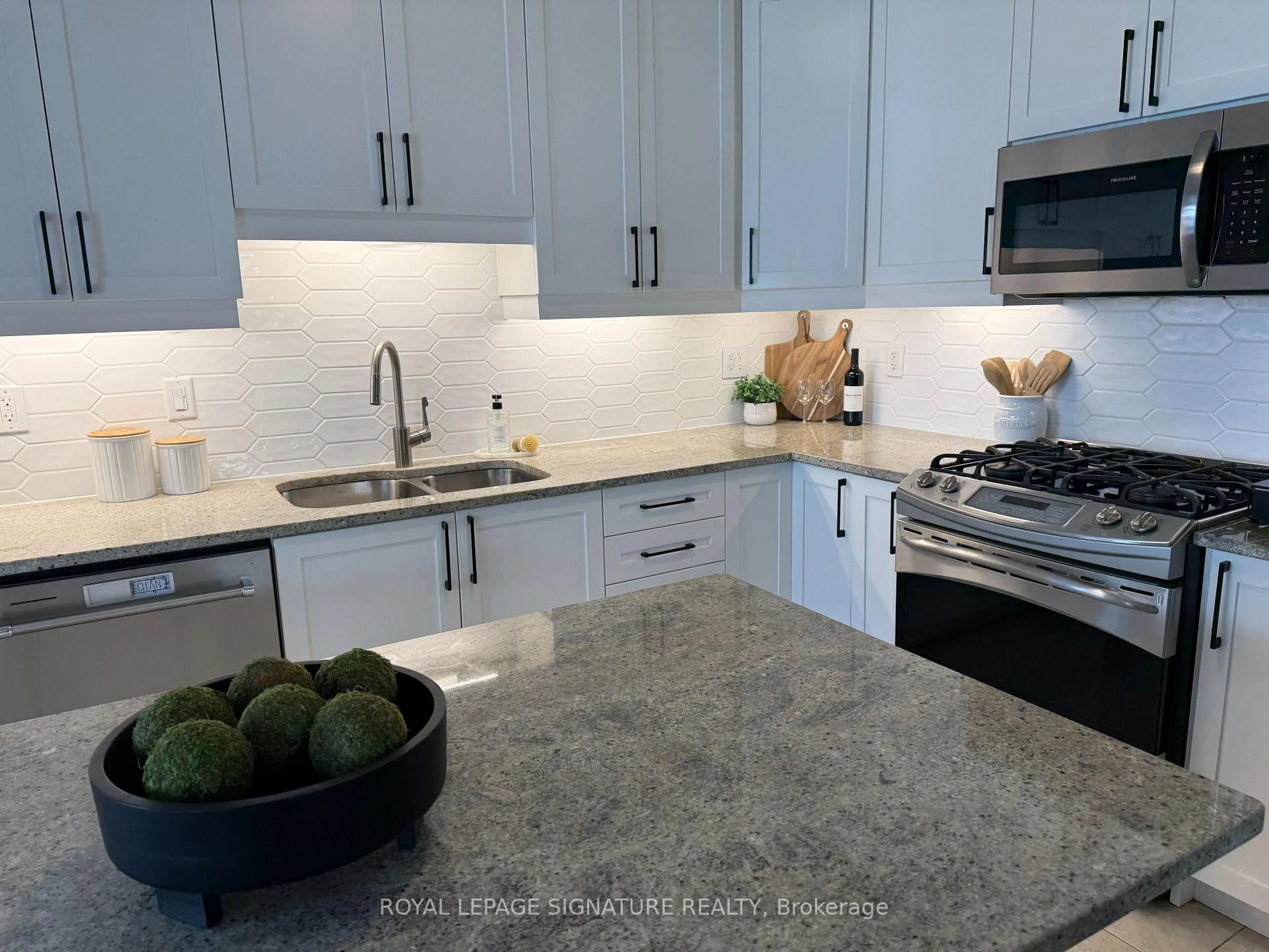 Open concept kitchen, ceramic/tile floor for 439 Zuest Cres, Milton Ontario L9T 8E7