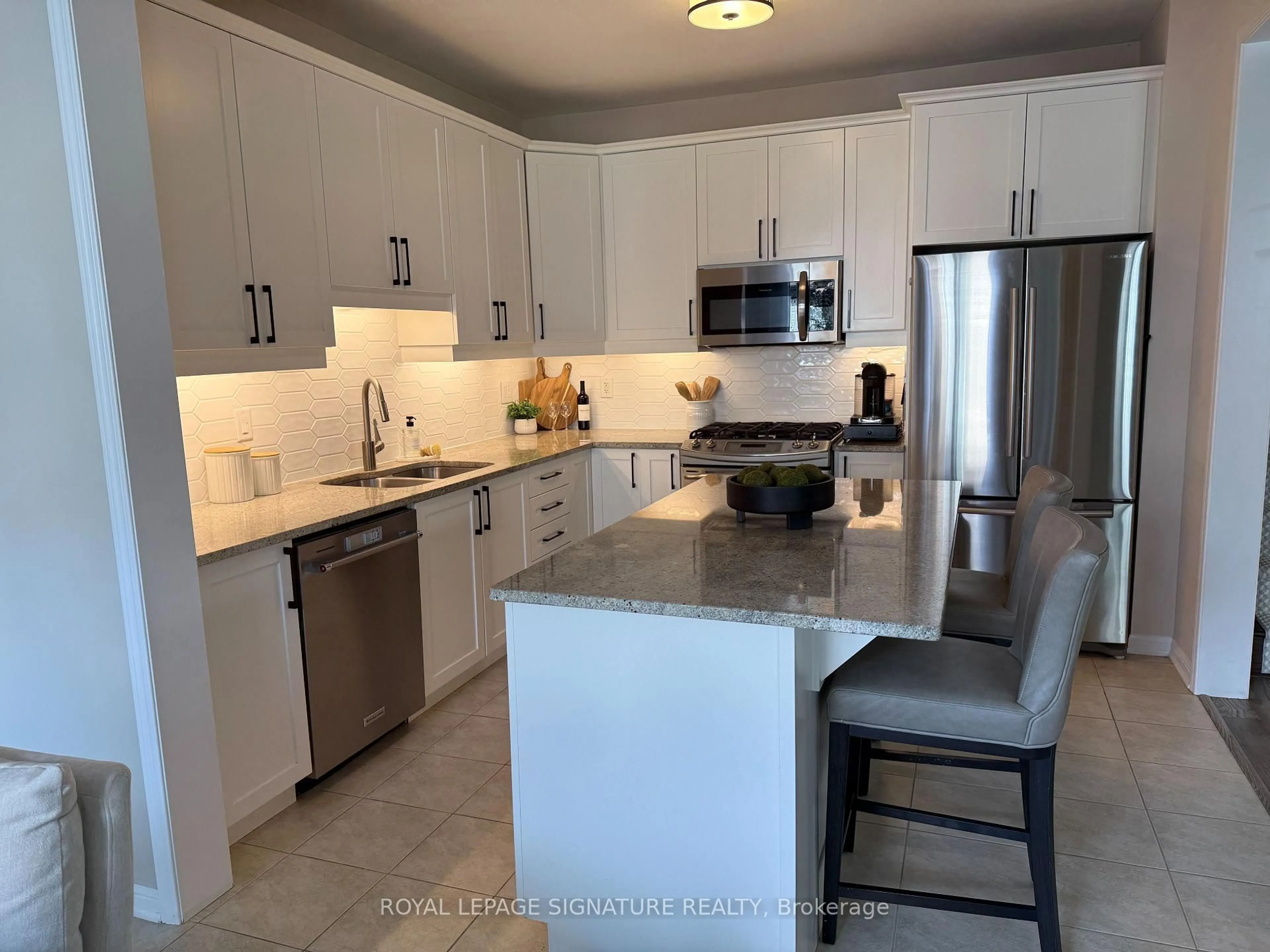 Open concept kitchen, ceramic/tile floor for 439 Zuest Cres, Milton Ontario L9T 8E7