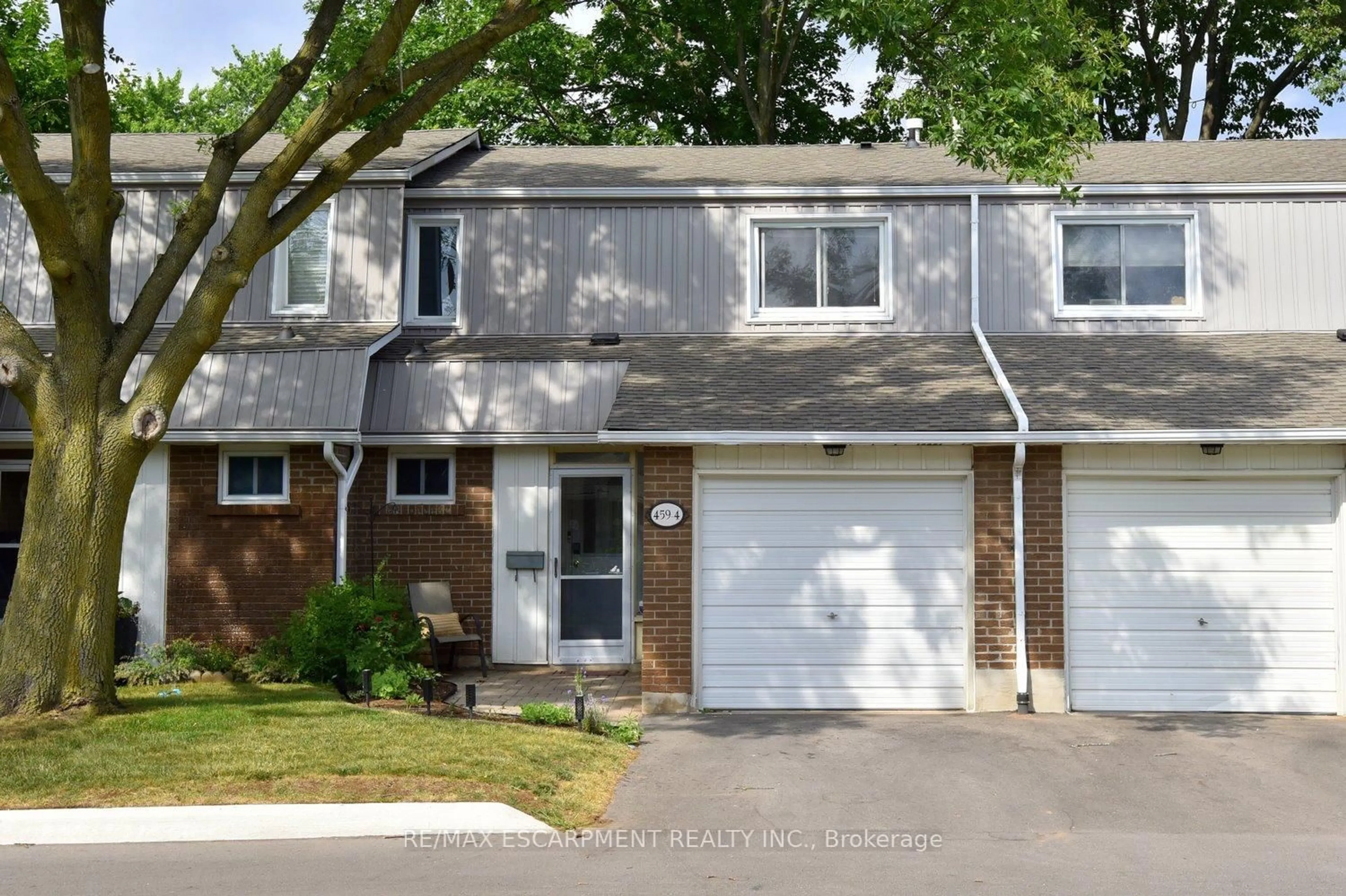 Home with vinyl exterior material, street for 459 Woodview Rd #4, Burlington Ontario L7N 2Z9