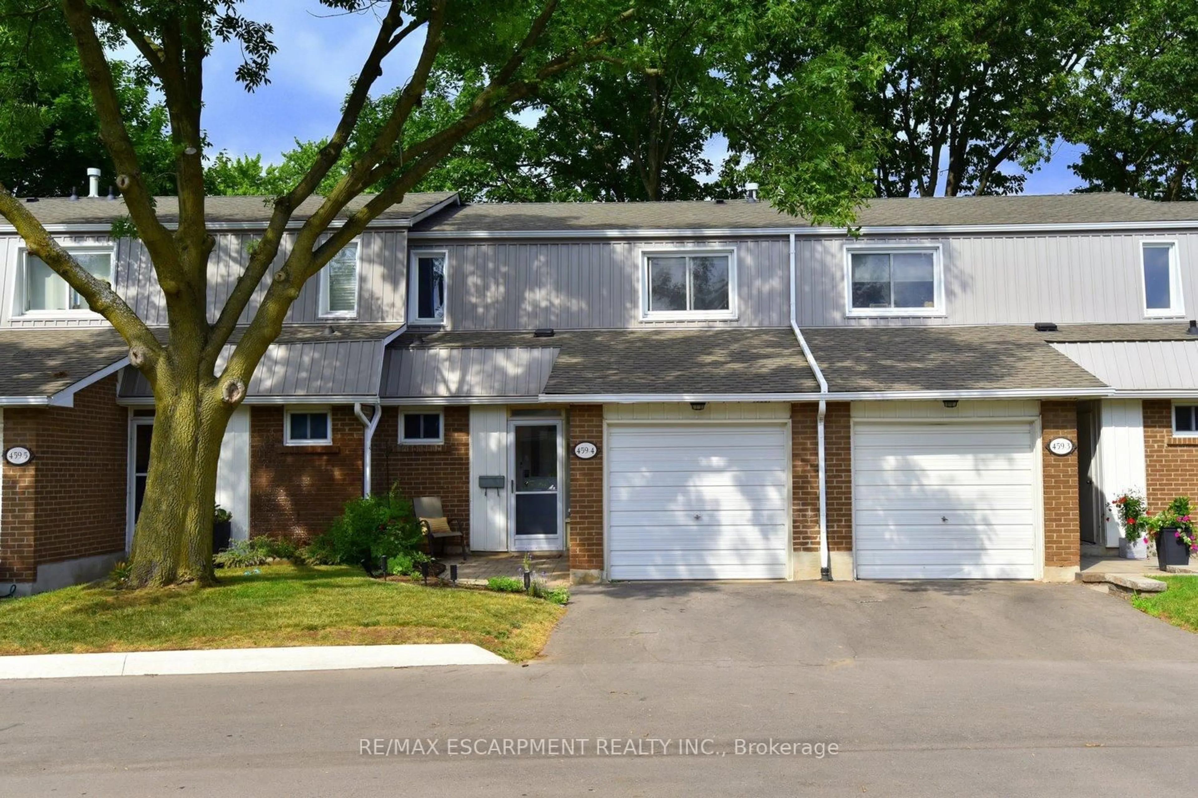 Home with vinyl exterior material, street for 459 Woodview Rd #4, Burlington Ontario L7N 2Z9