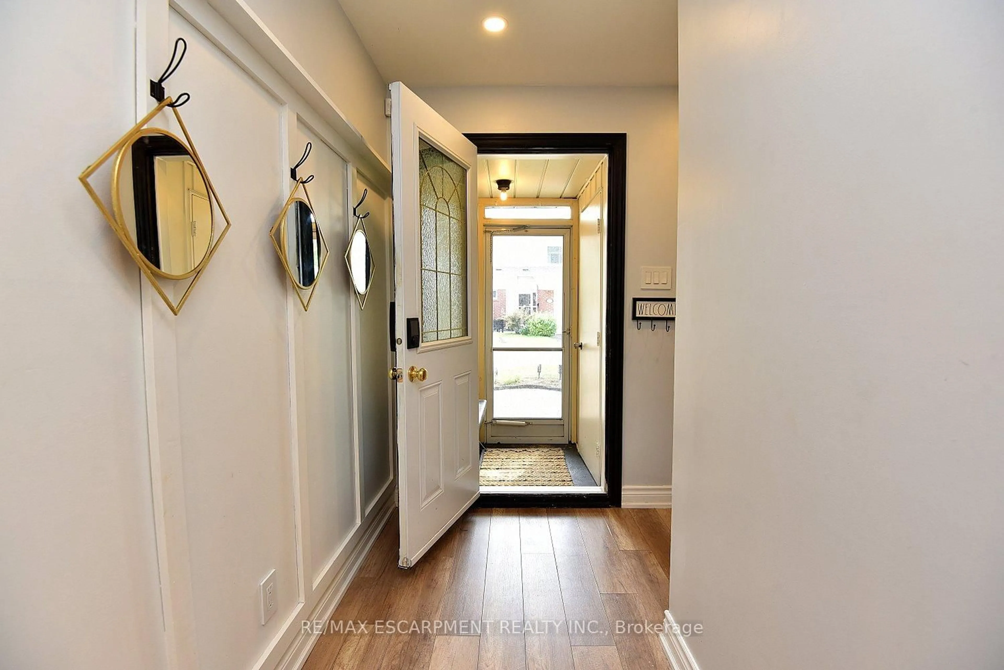 Indoor entryway for 459 Woodview Rd #4, Burlington Ontario L7N 2Z9