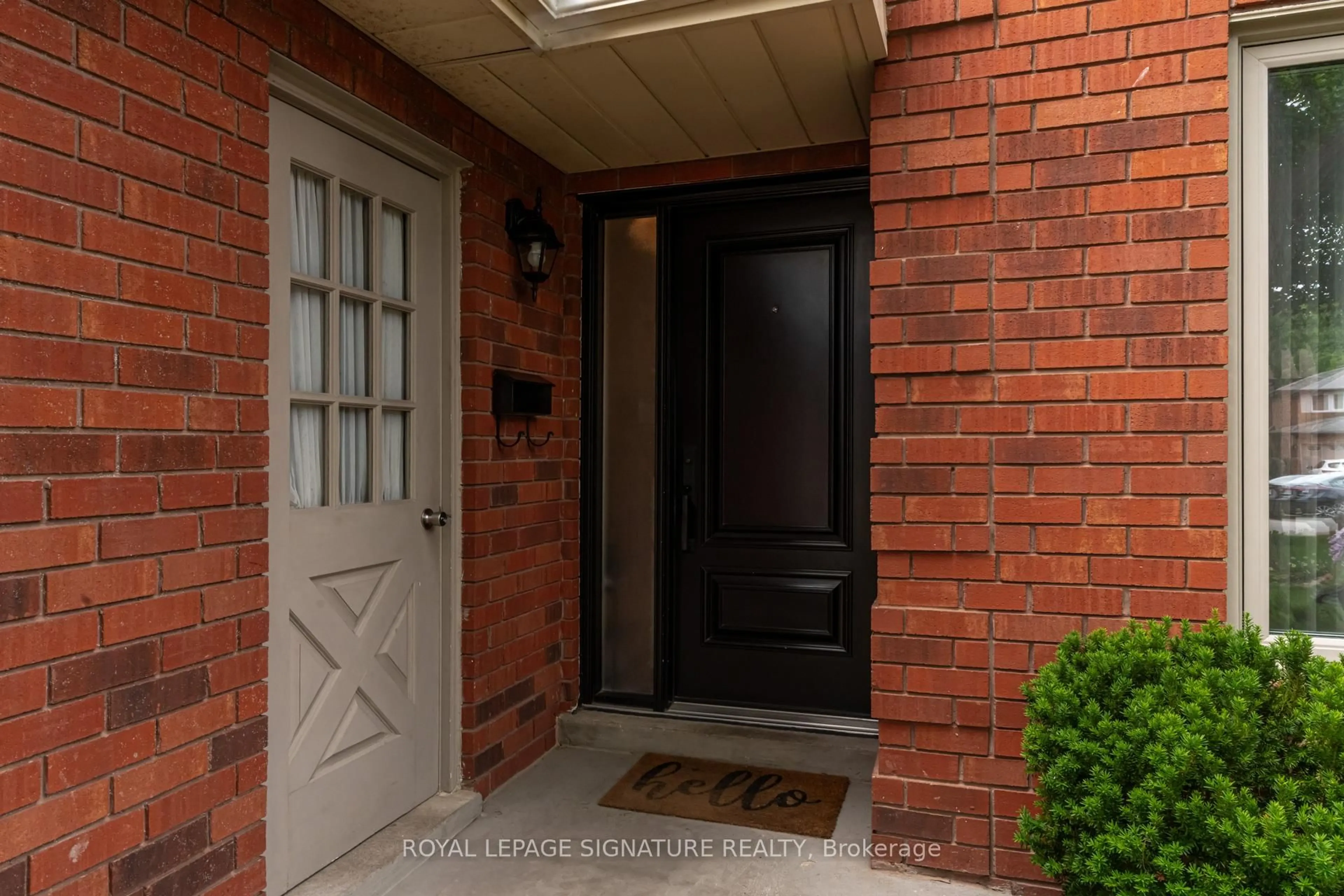 Indoor entryway for 1013 Cutler Crt, Mississauga Ontario L5H 4C9