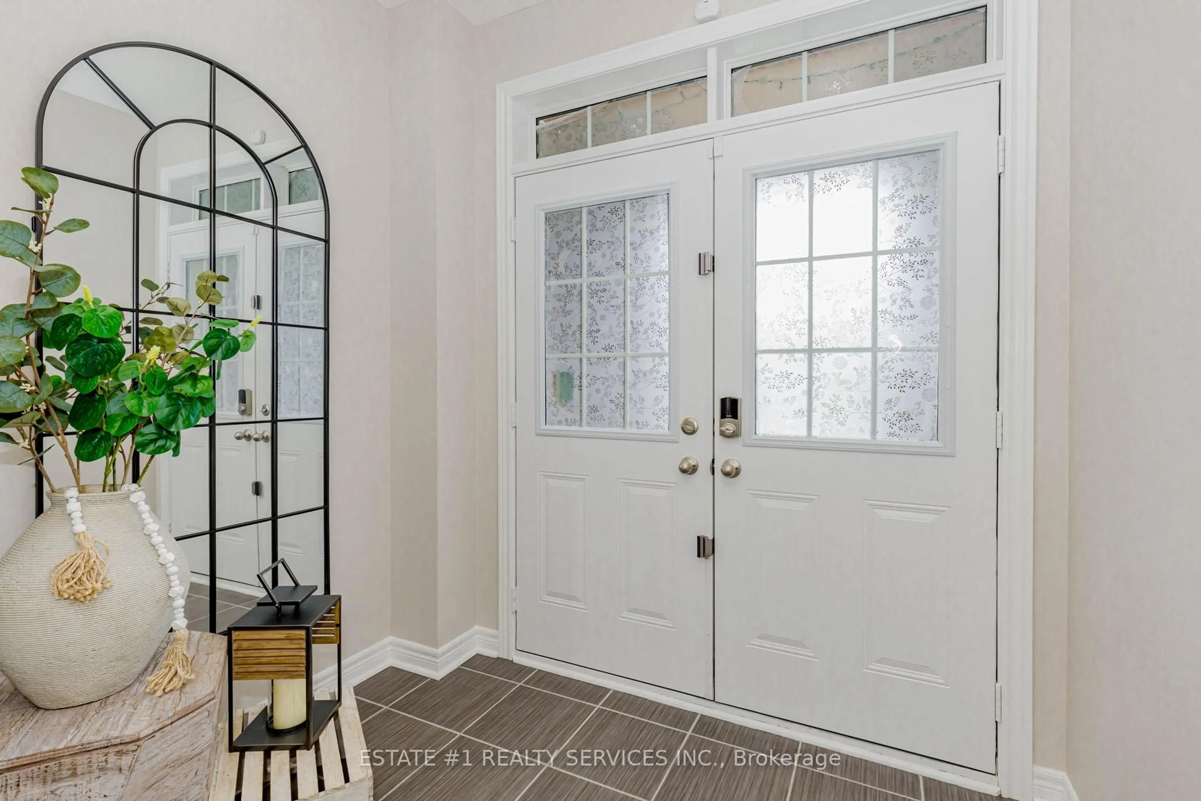 Indoor entryway for 128 Finegan Circ, Brampton Ontario L7A 0B7