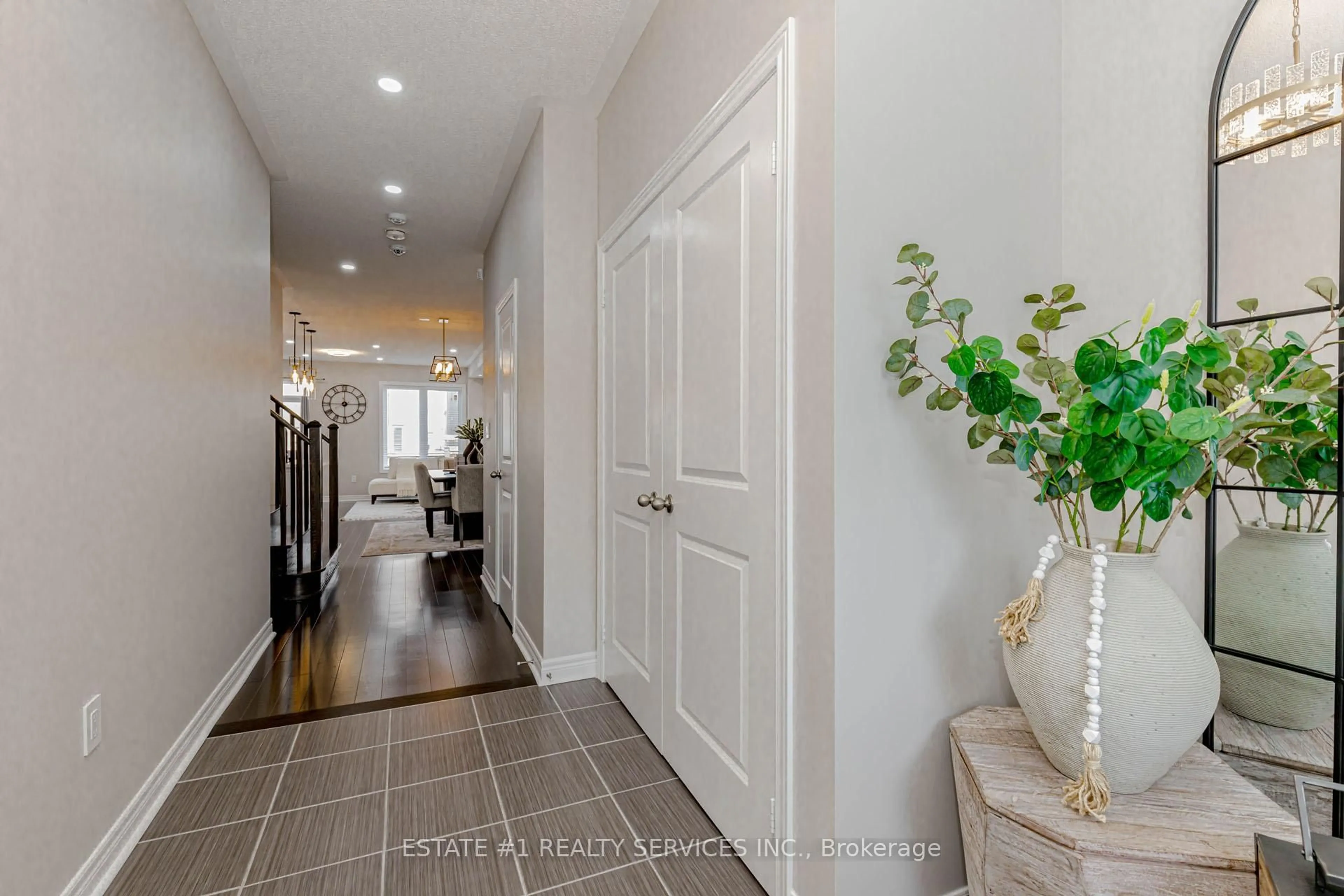 Indoor entryway for 128 Finegan Circ, Brampton Ontario L7A 0B7