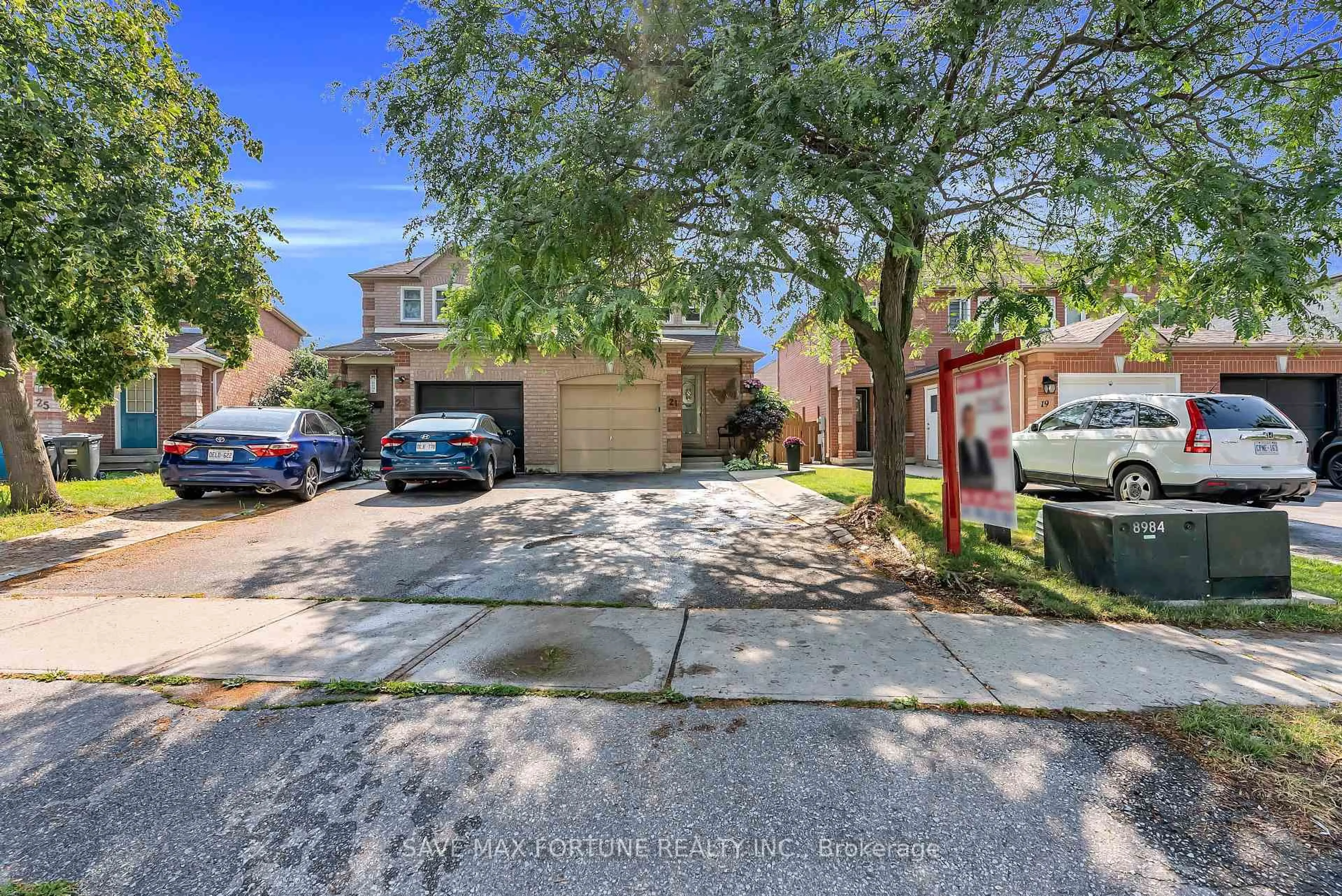 A pic from outside/outdoor area/front of a property/back of a property/a pic from drone, street for 21 Kitto Crt, Brampton Ontario L6Y 5A9