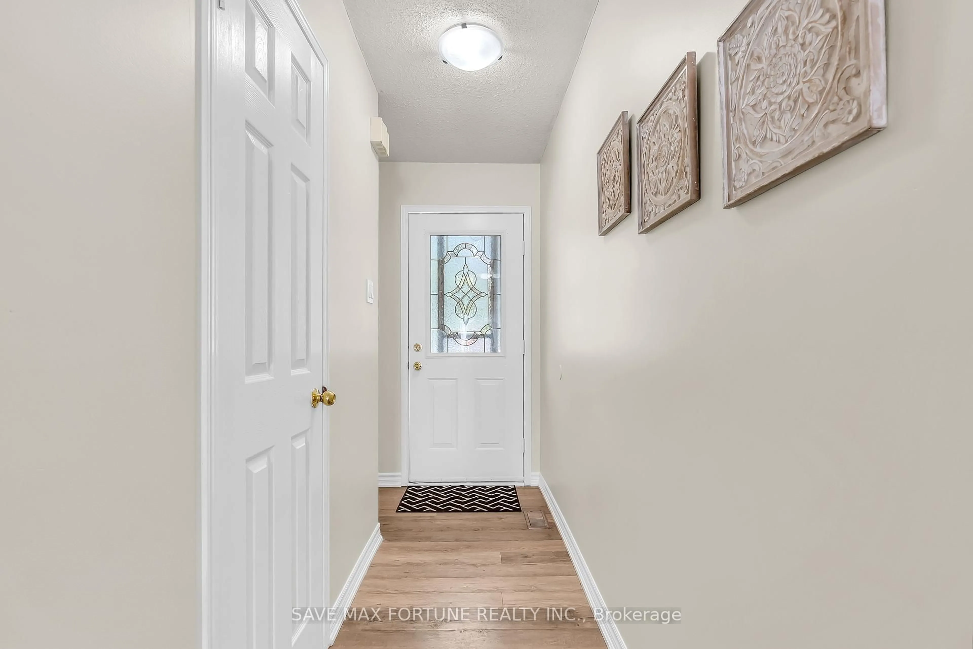Indoor entryway for 21 Kitto Crt, Brampton Ontario L6Y 5A9