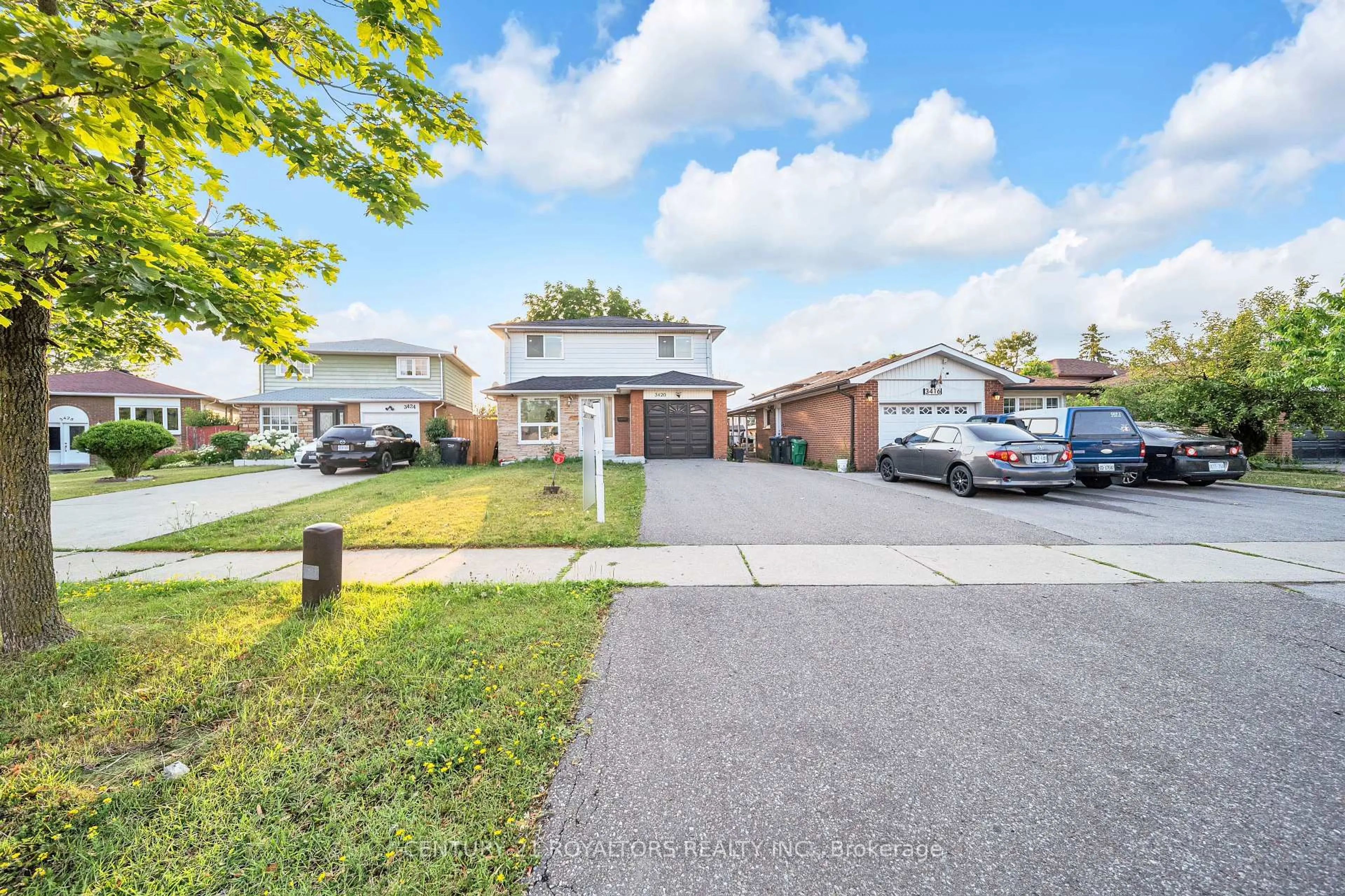 A pic from outside/outdoor area/front of a property/back of a property/a pic from drone, street for 3420 Monica Dr, Mississauga Ontario L4T 3E7