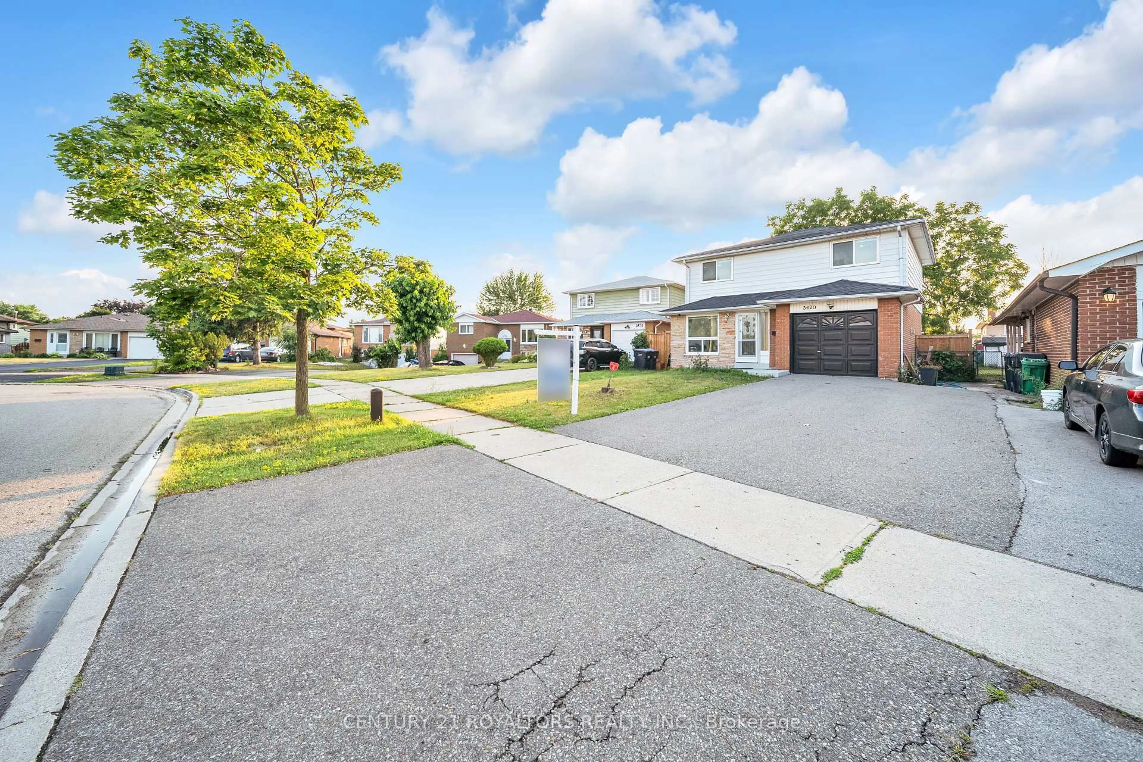 A pic from outside/outdoor area/front of a property/back of a property/a pic from drone, street for 3420 Monica Dr, Mississauga Ontario L4T 3E7