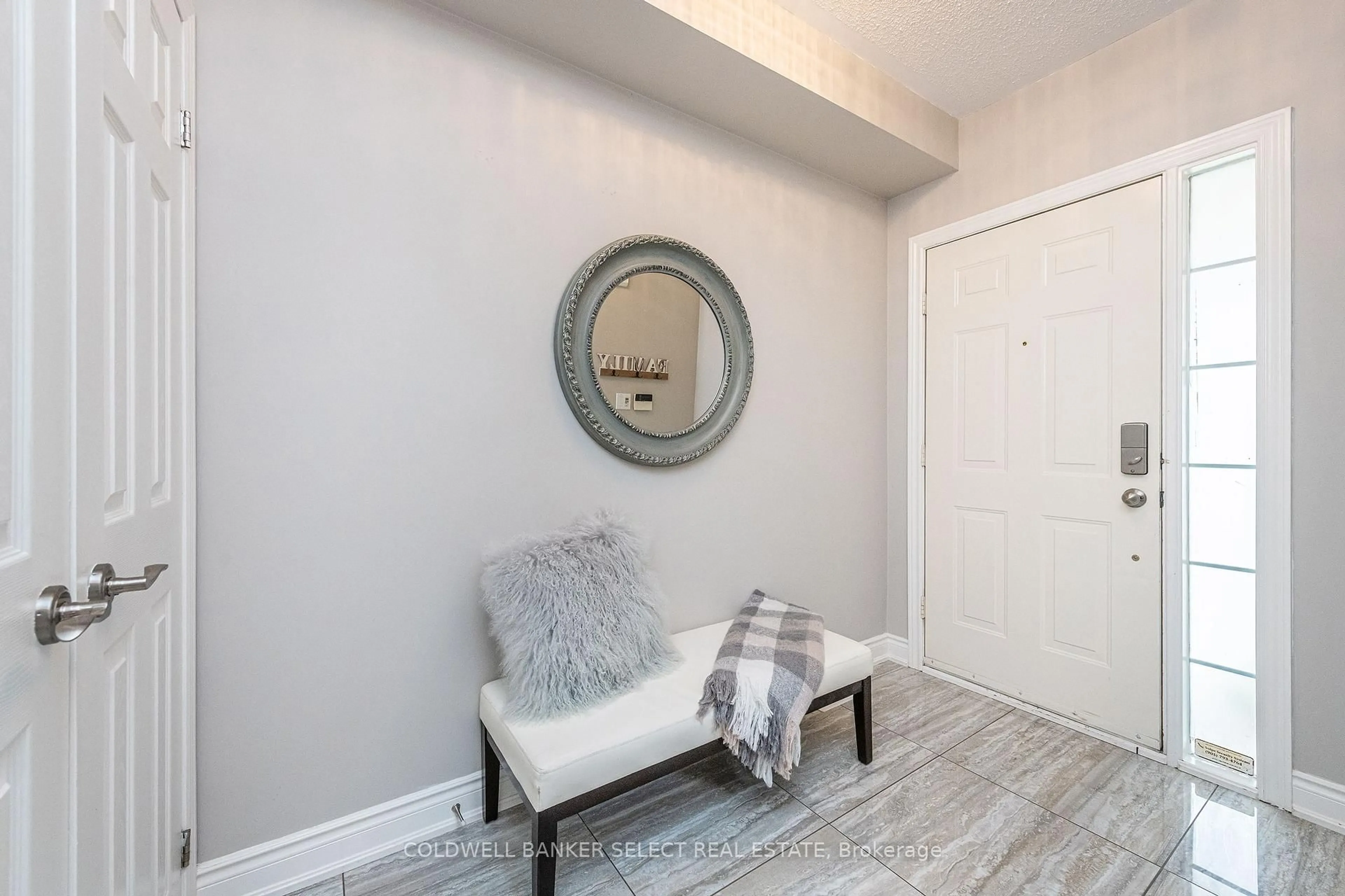 Indoor entryway for 17 Cedargrove Rd, Caledon Ontario L7E 2L4