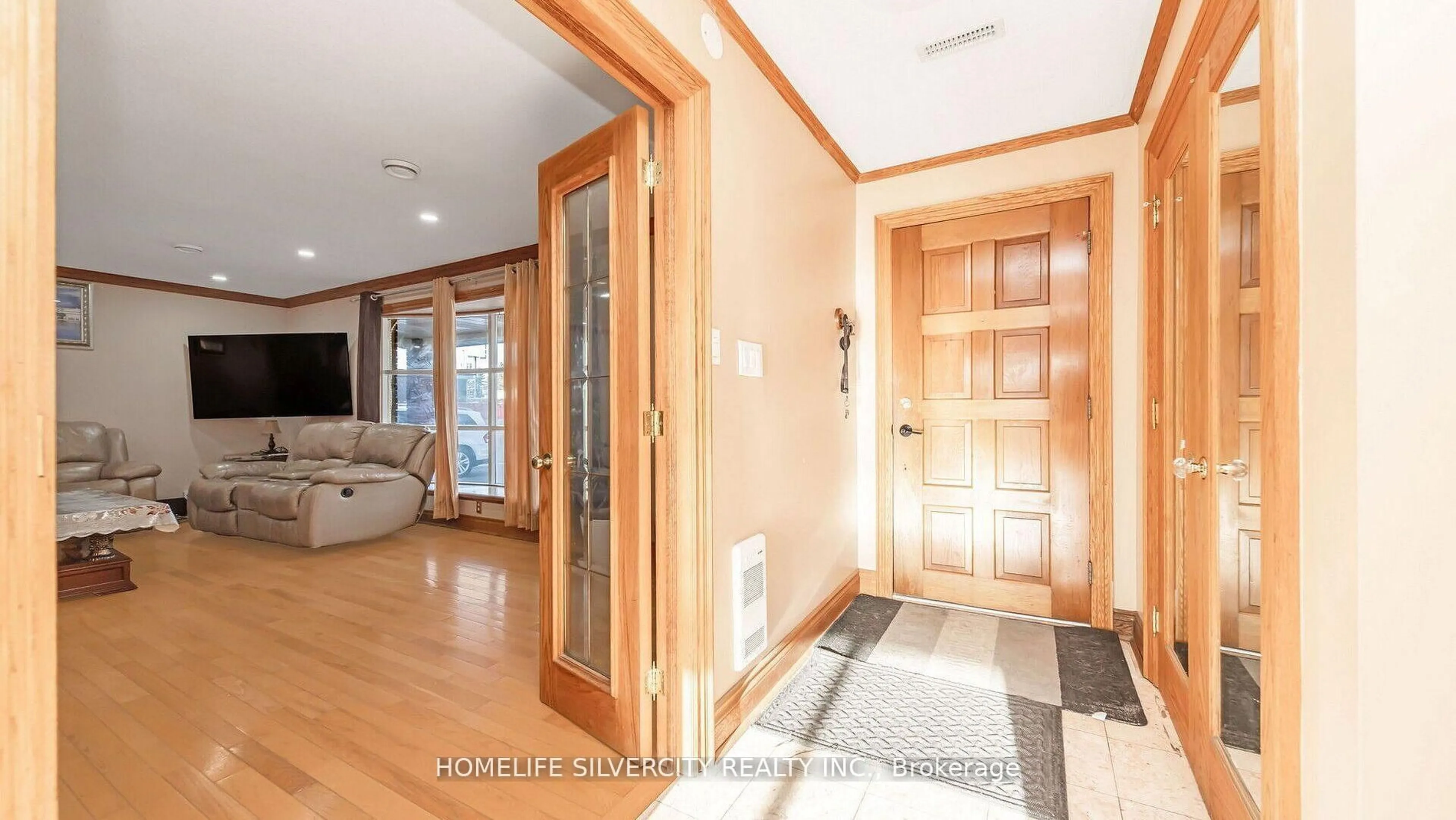 Indoor foyer for 14208 Torbram Rd, Caledon Ontario L7C 2T1