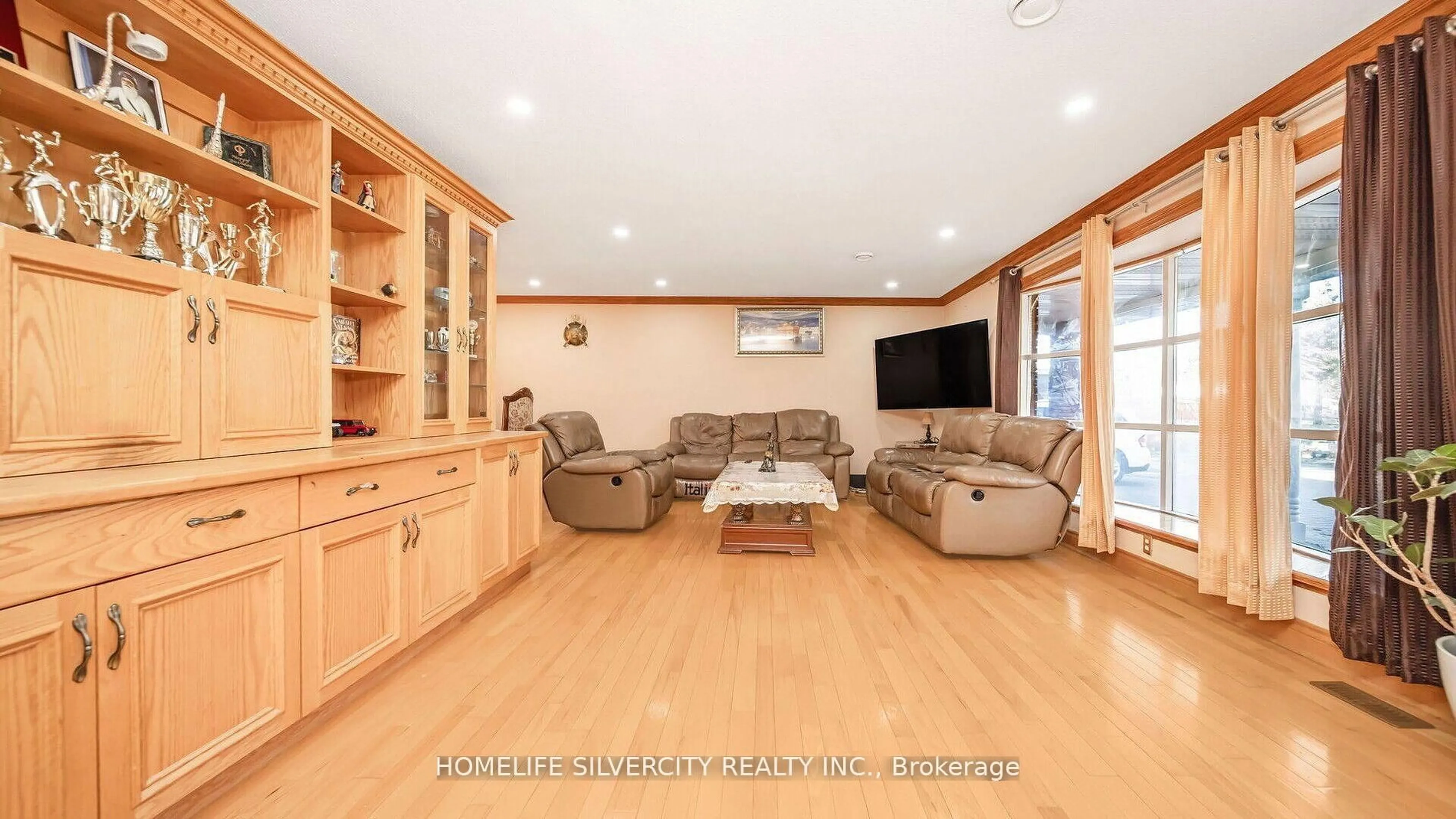 Living room with furniture, wood/laminate floor for 14208 Torbram Rd, Caledon Ontario L7C 2T1
