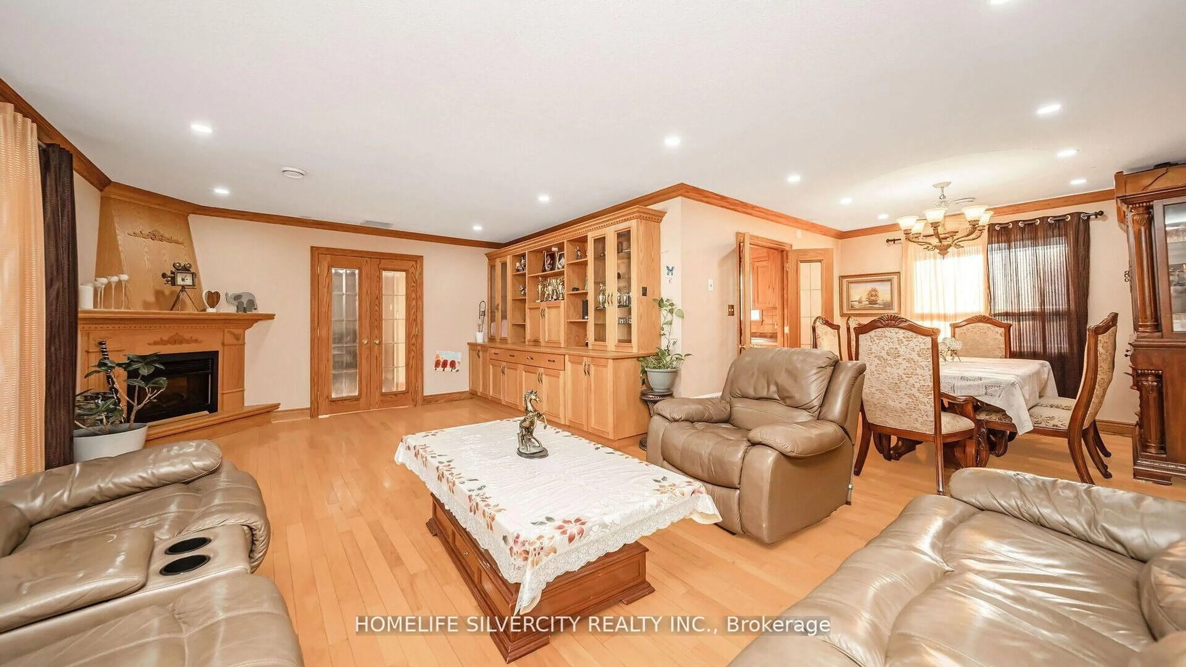 Living room with furniture, wood/laminate floor for 14208 Torbram Rd, Caledon Ontario L7C 2T1