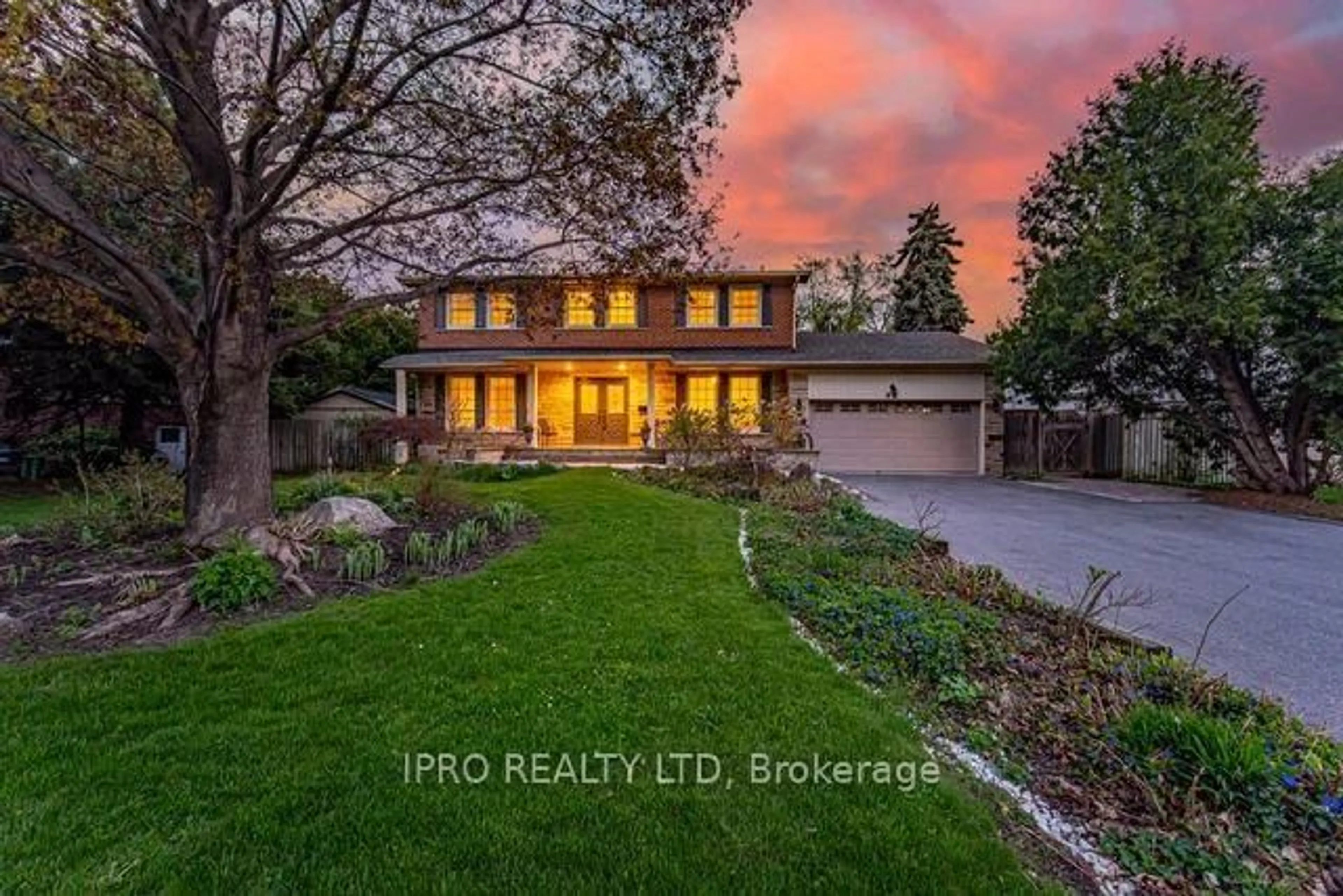A pic from outside/outdoor area/front of a property/back of a property/a pic from drone, street for 42 Hillside Dr, Brampton Ontario L6S 1A3