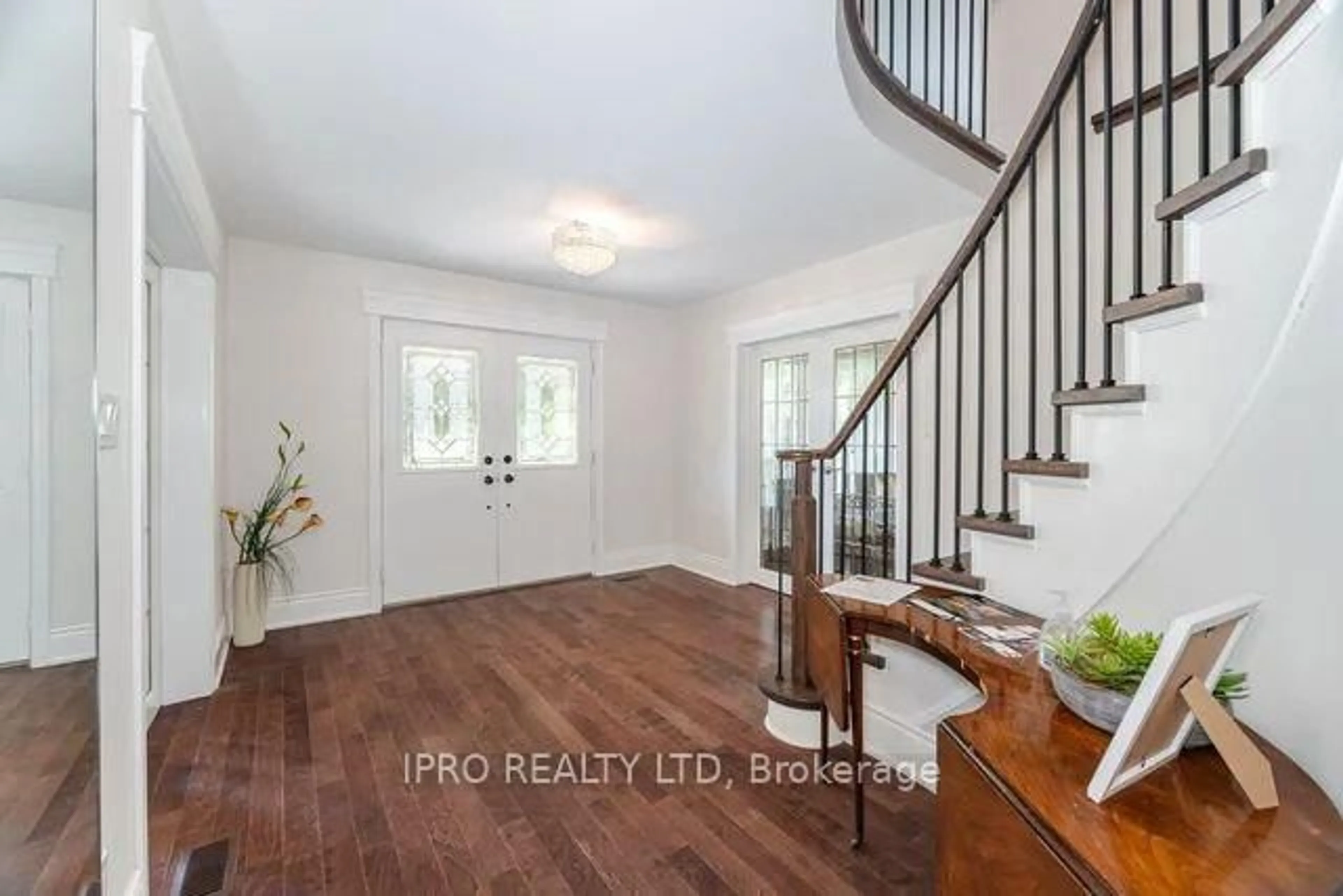 Indoor entryway for 42 Hillside Dr, Brampton Ontario L6S 1A3