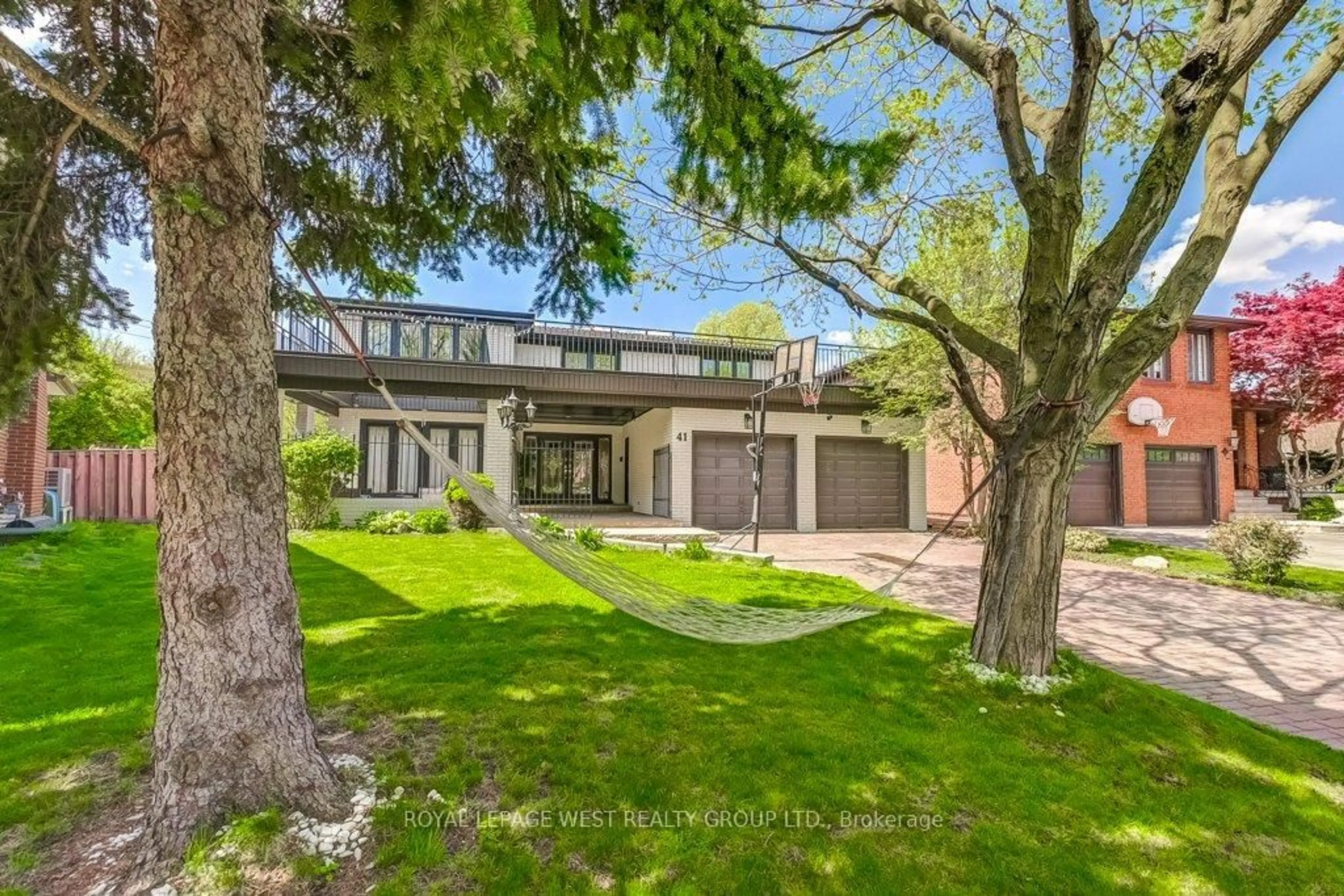 A pic from outside/outdoor area/front of a property/back of a property/a pic from drone, street for 41 Vancho Cres, Toronto Ontario M9A 4Z1