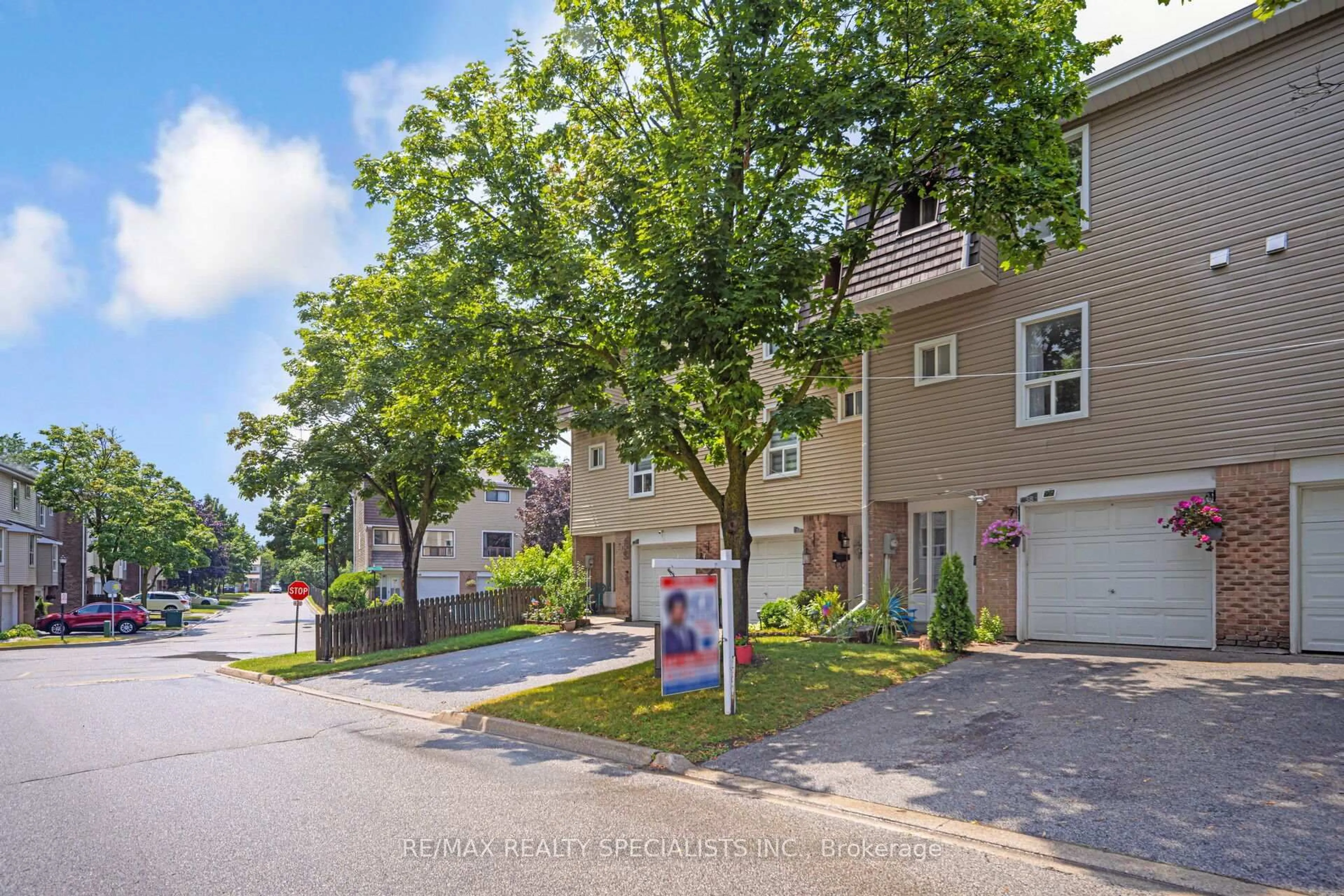 A pic from outside/outdoor area/front of a property/back of a property/a pic from drone, street for 38 Ellis Dr, Brampton Ontario L6T 4C4