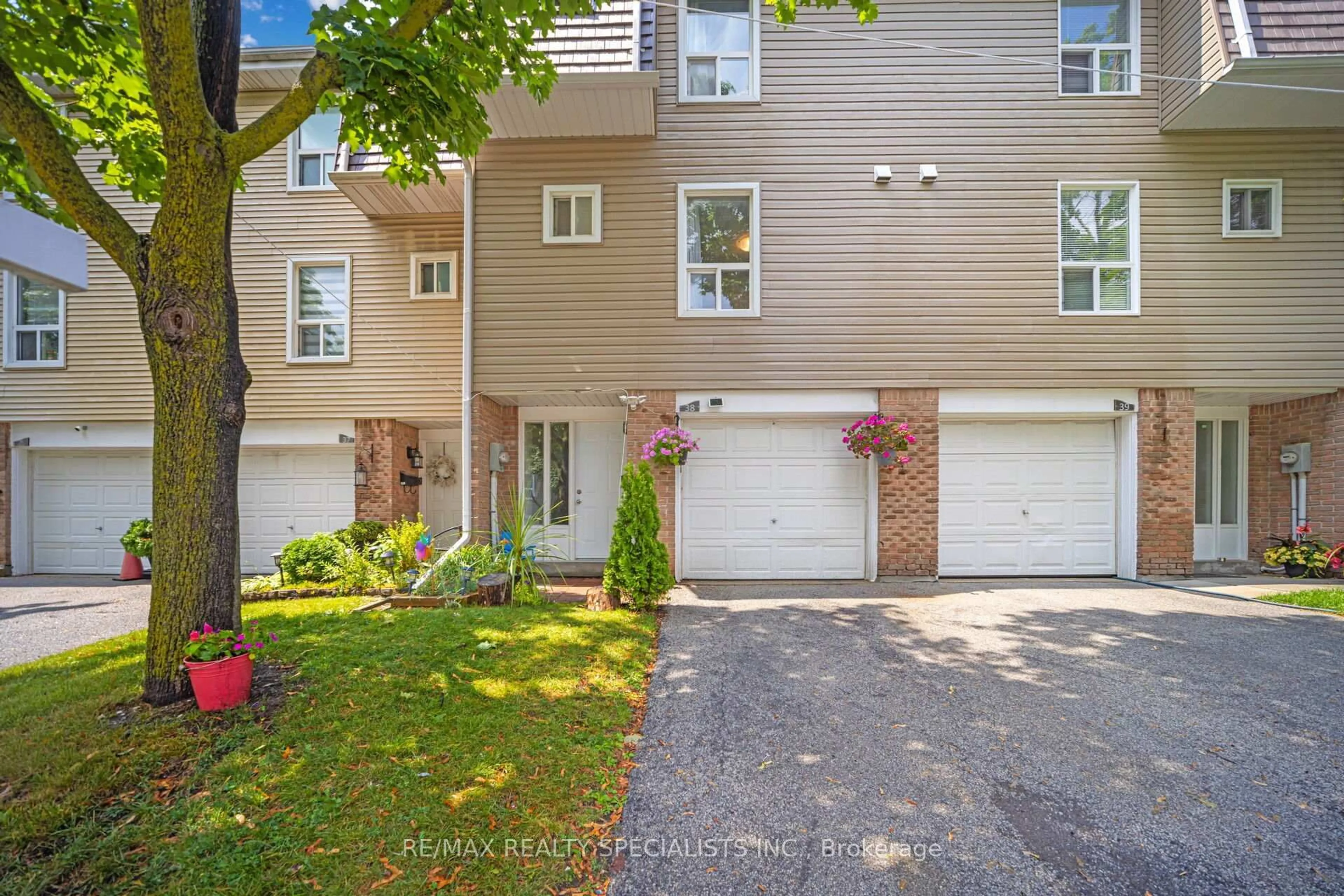A pic from outside/outdoor area/front of a property/back of a property/a pic from drone, street for 38 Ellis Dr, Brampton Ontario L6T 4C4