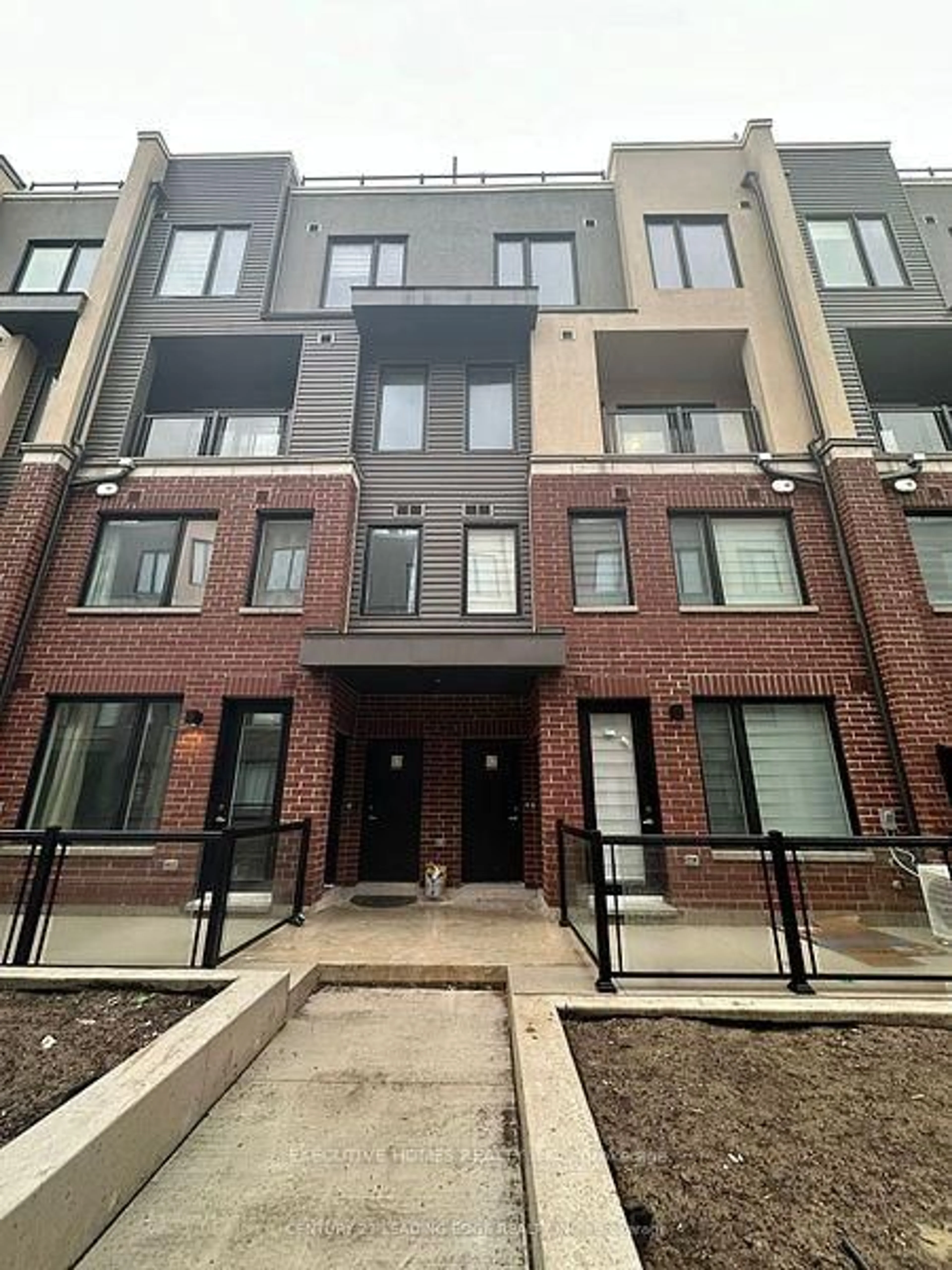 Home with brick exterior material, building for 3546 Colonial Dr #16, Mississauga Ontario L5L 0C1