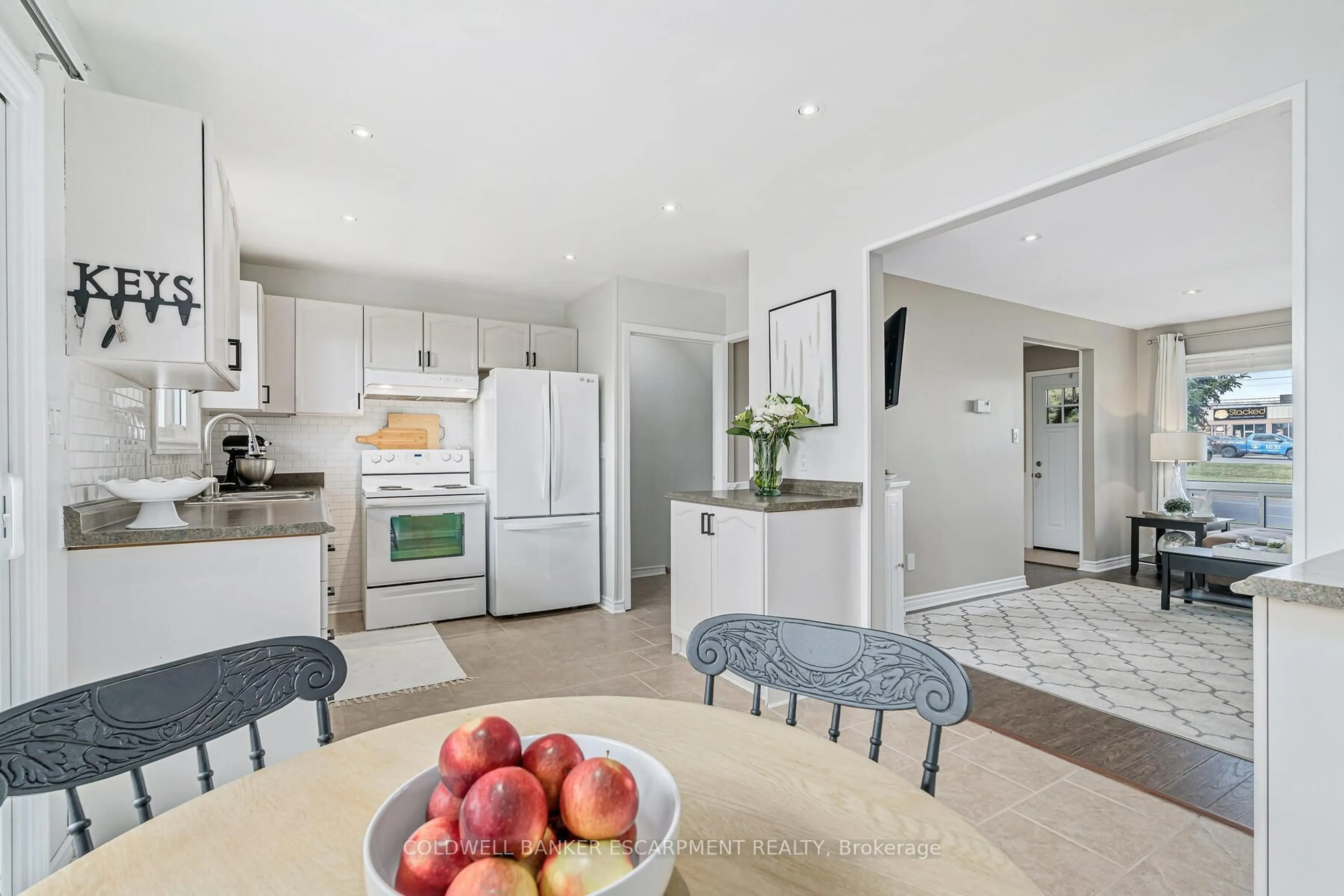 Open concept kitchen, unknown for 20 Mountainview Rd #27, Halton Hills Ontario L7G 4K3