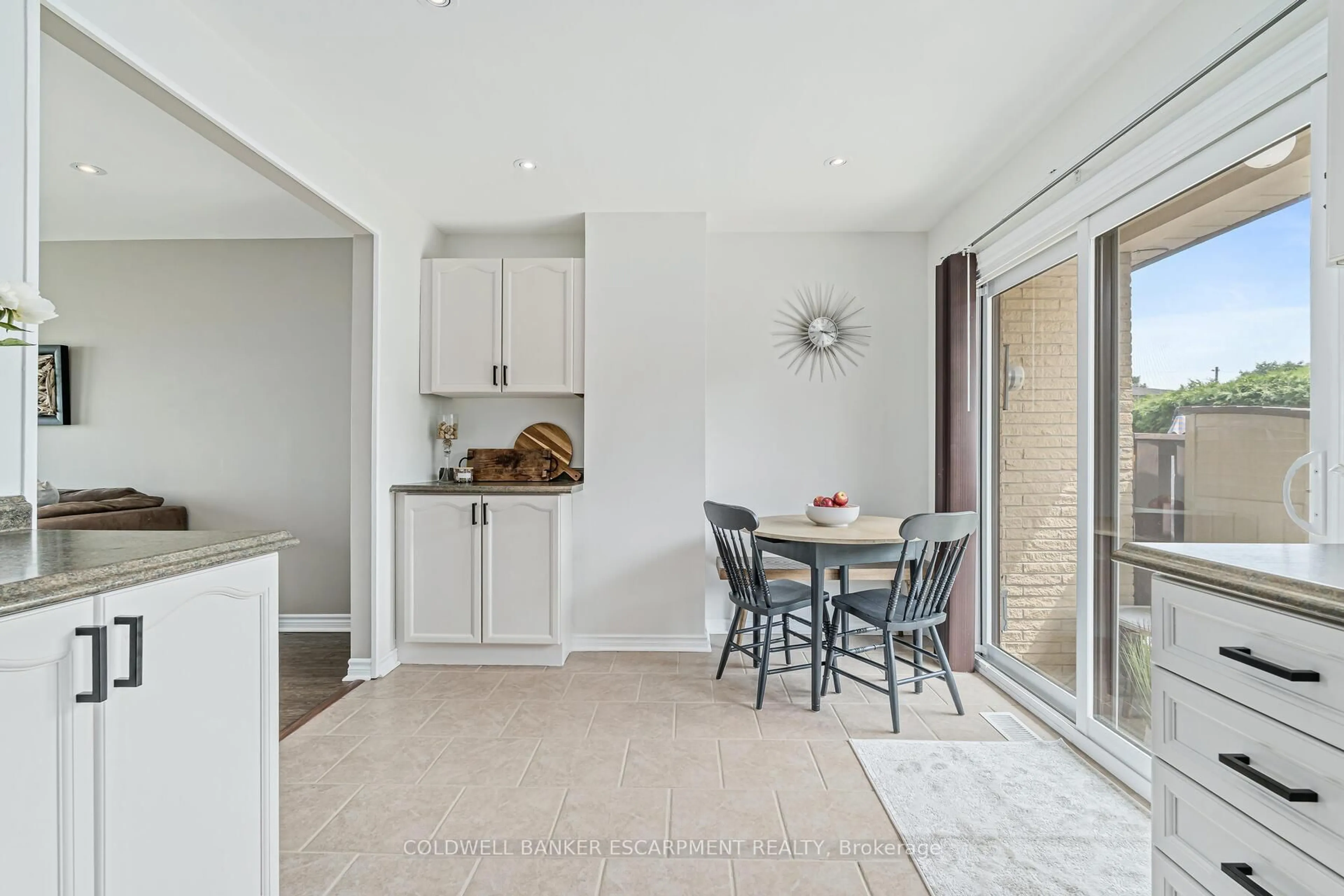 Open concept kitchen, ceramic/tile floor for 20 Mountainview Rd #27, Halton Hills Ontario L7G 4K3