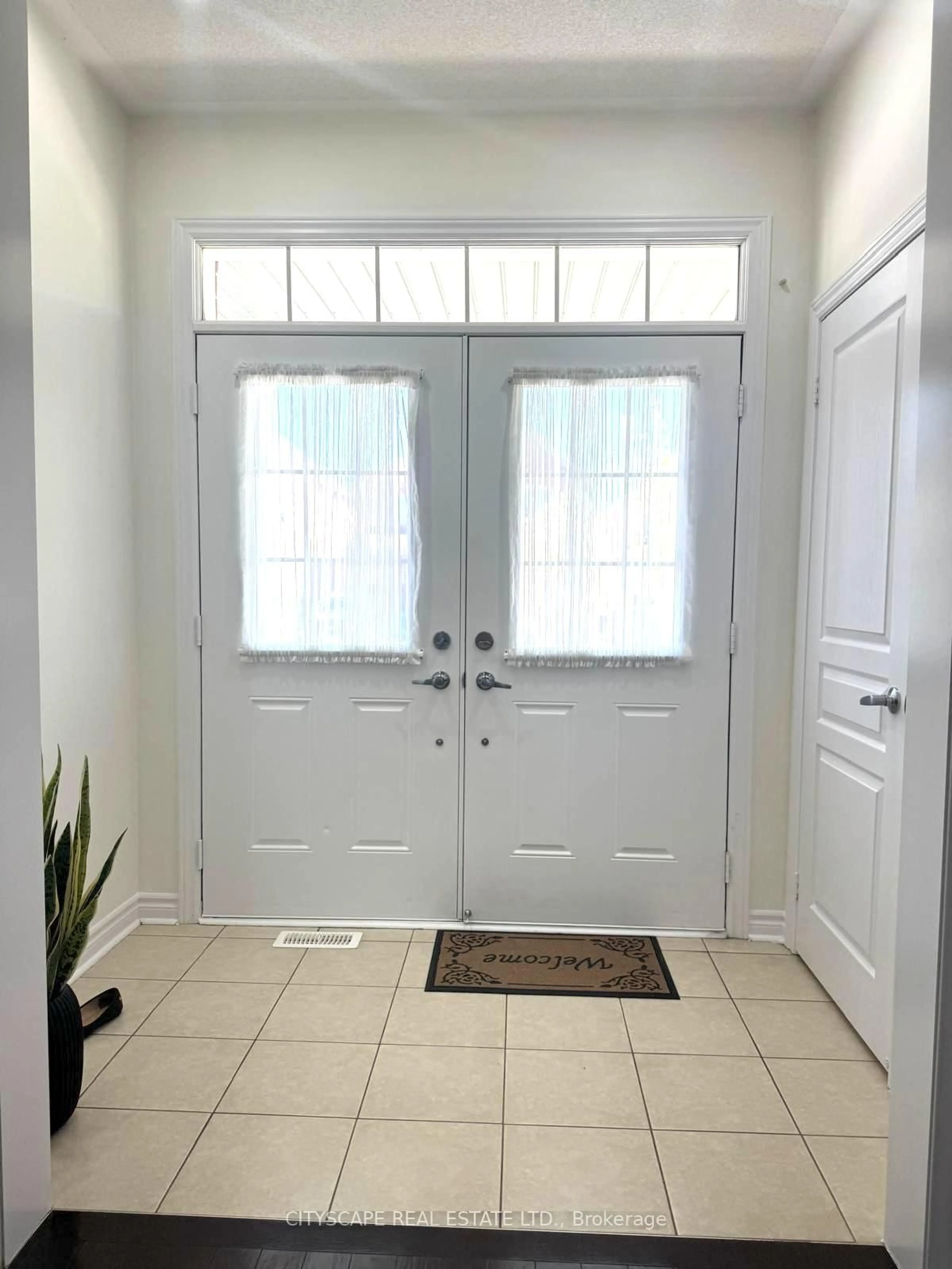 Indoor entryway for 30 Newhouse Blvd, Caledon Ontario L7C 4A1