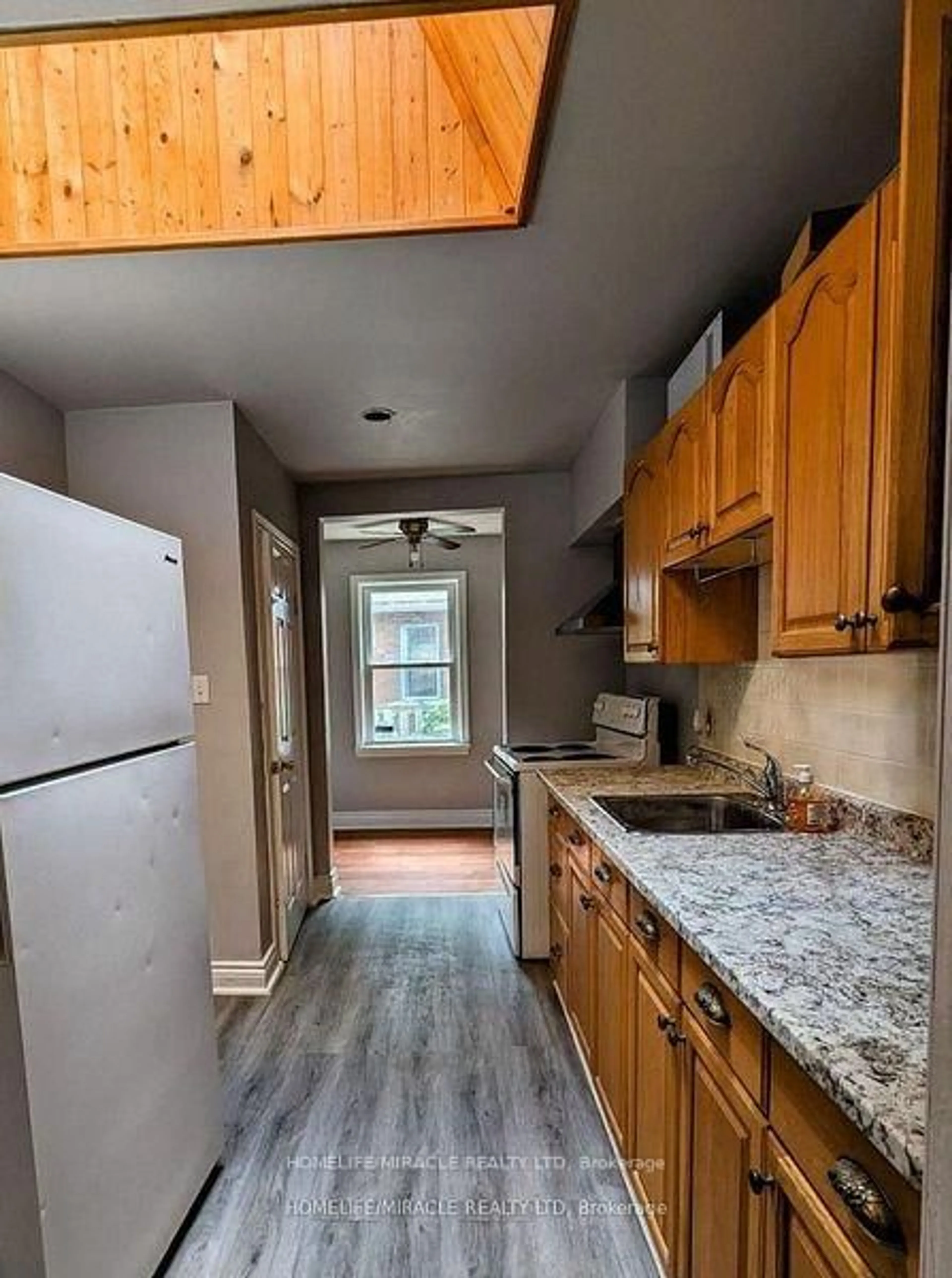 Standard kitchen, unknown for 45 Main St, Halton Hills Ontario L7G 3H2