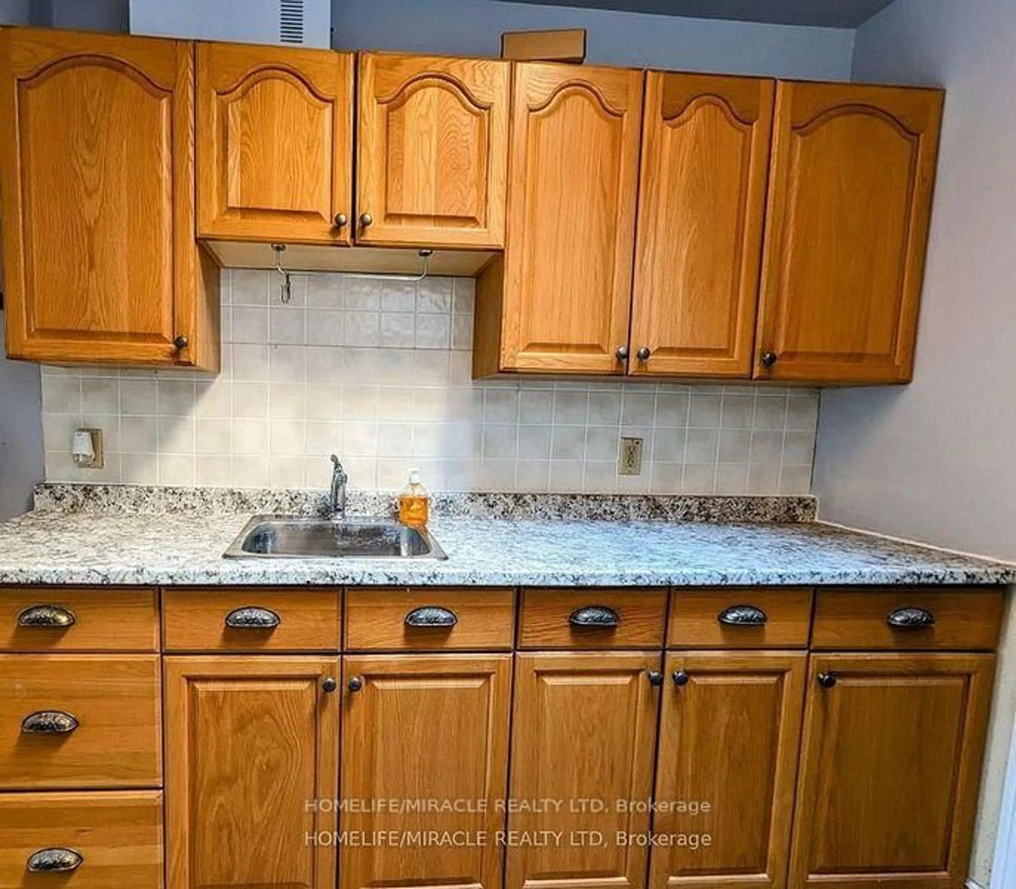 Standard kitchen, ceramic/tile floor for 45 Main St, Halton Hills Ontario L7G 3H2