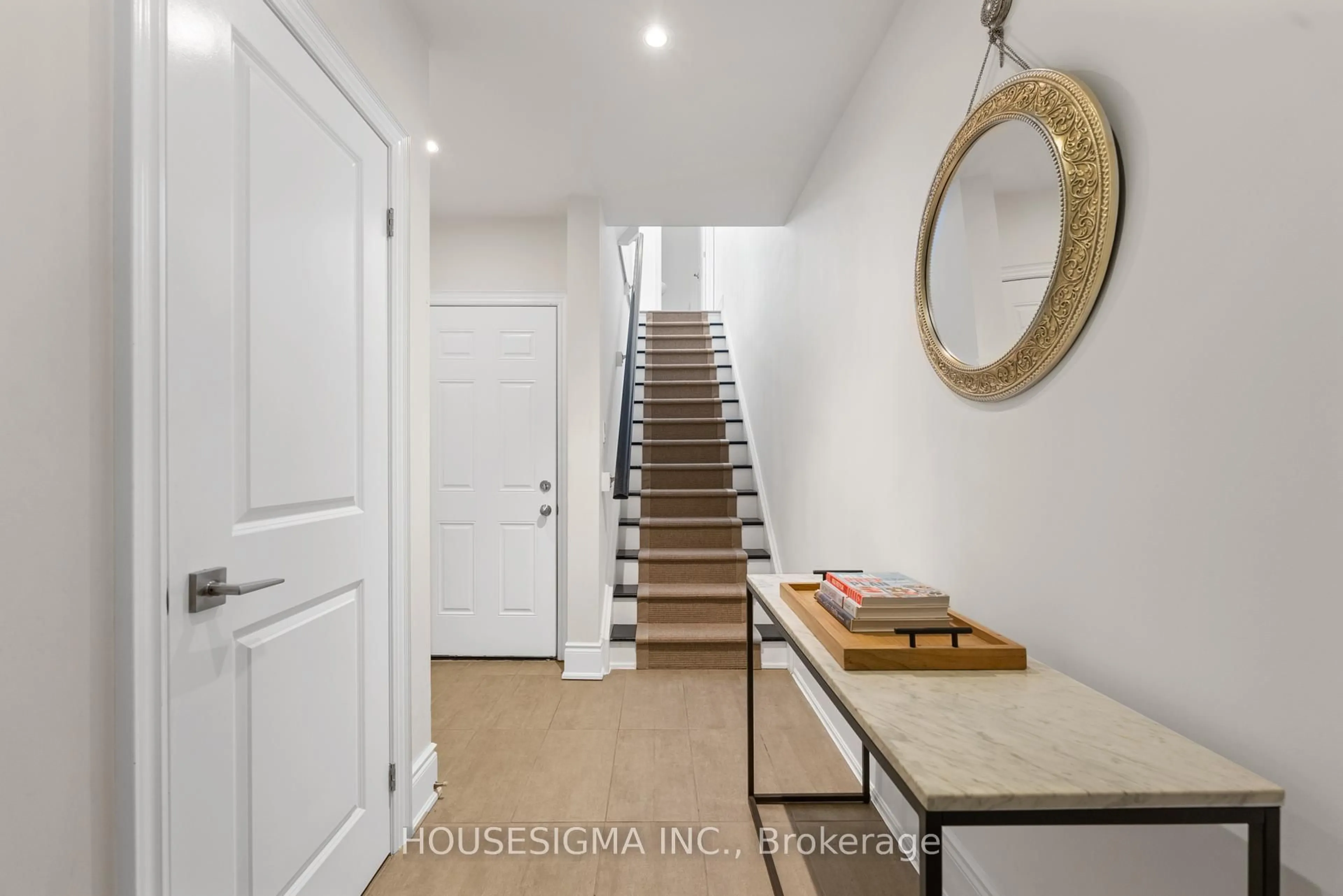 Indoor entryway for 4380 Mississauga Rd #8, Mississauga Ontario L5M 0X9