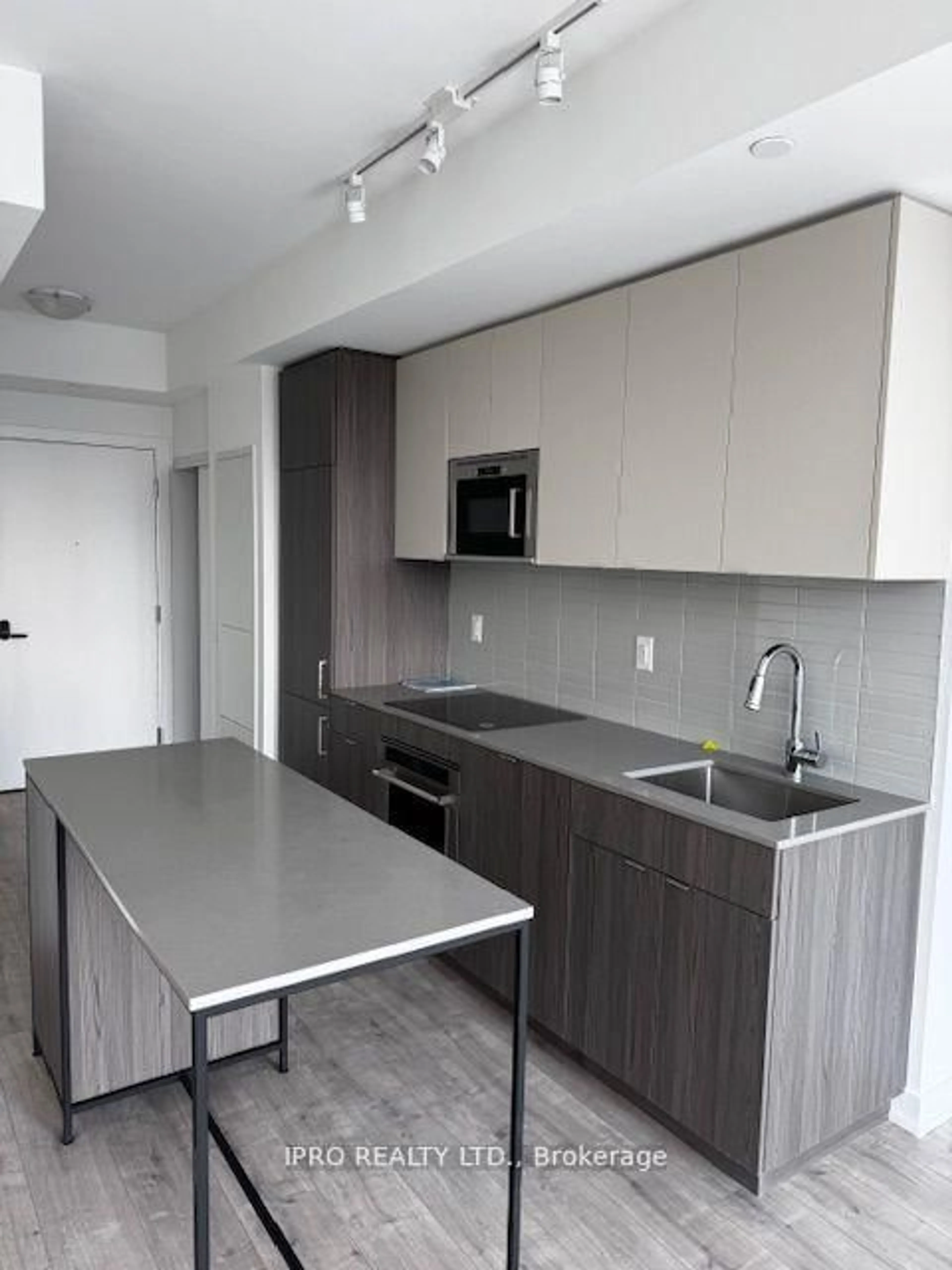 Standard kitchen, unknown for 220 Messinnihe Way #617, Mississauga Ontario L5H 0A9