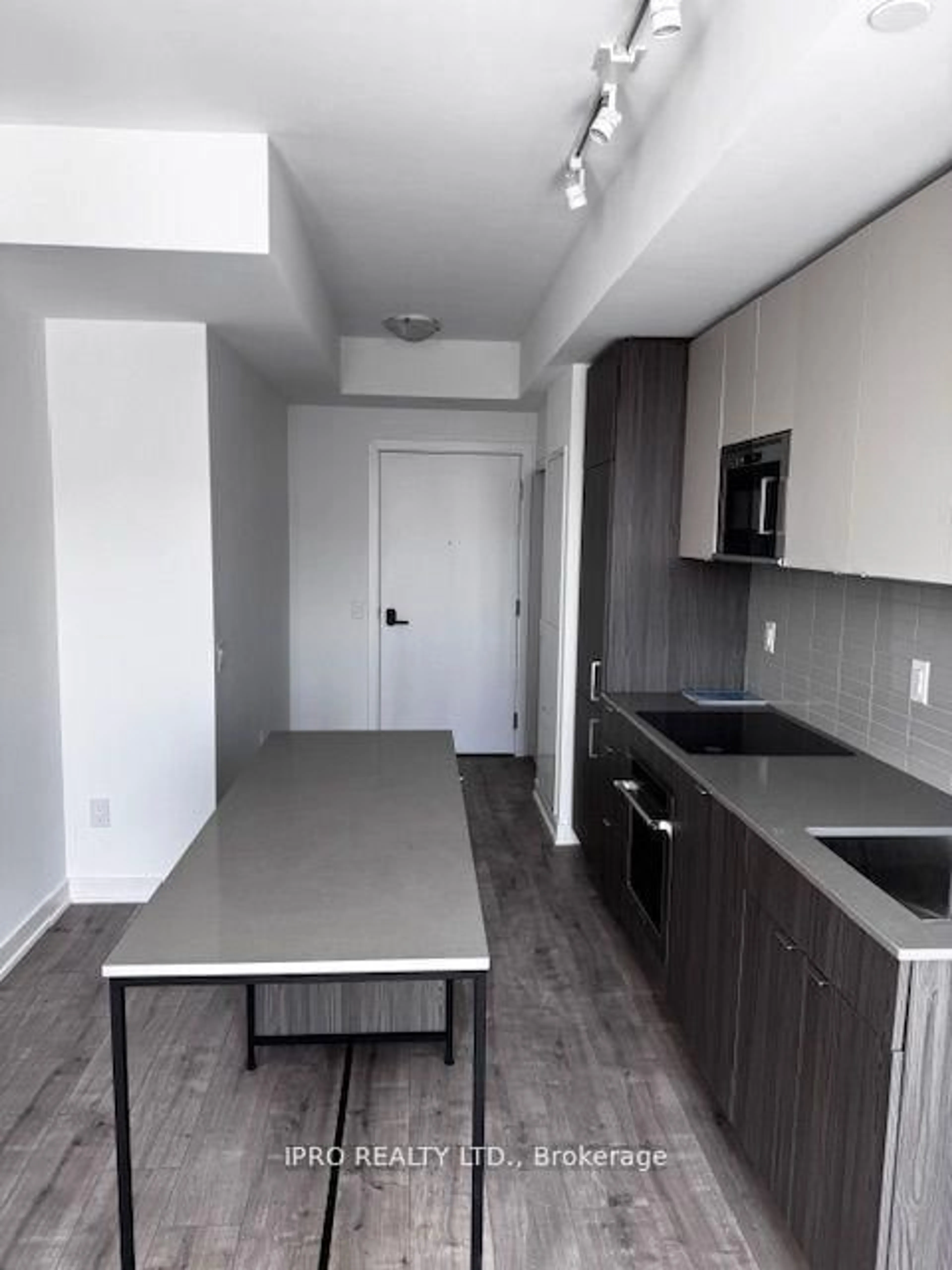 Unknown for 220 Messinnihe Way #617, Mississauga Ontario L5H 0A9