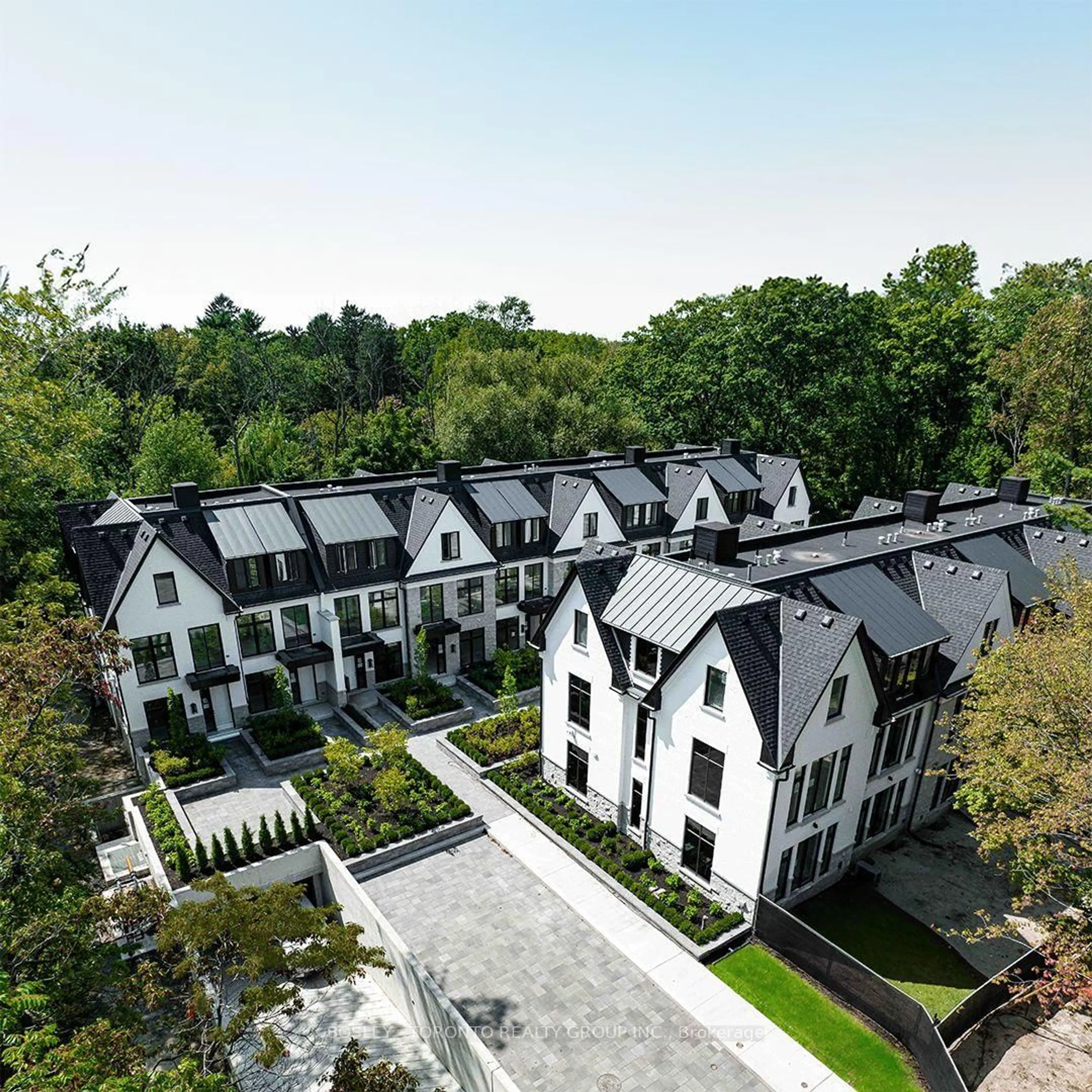 A pic from outside/outdoor area/front of a property/back of a property/a pic from drone, street for 1138 Mona Rd #18, Mississauga Ontario L5G 0C8