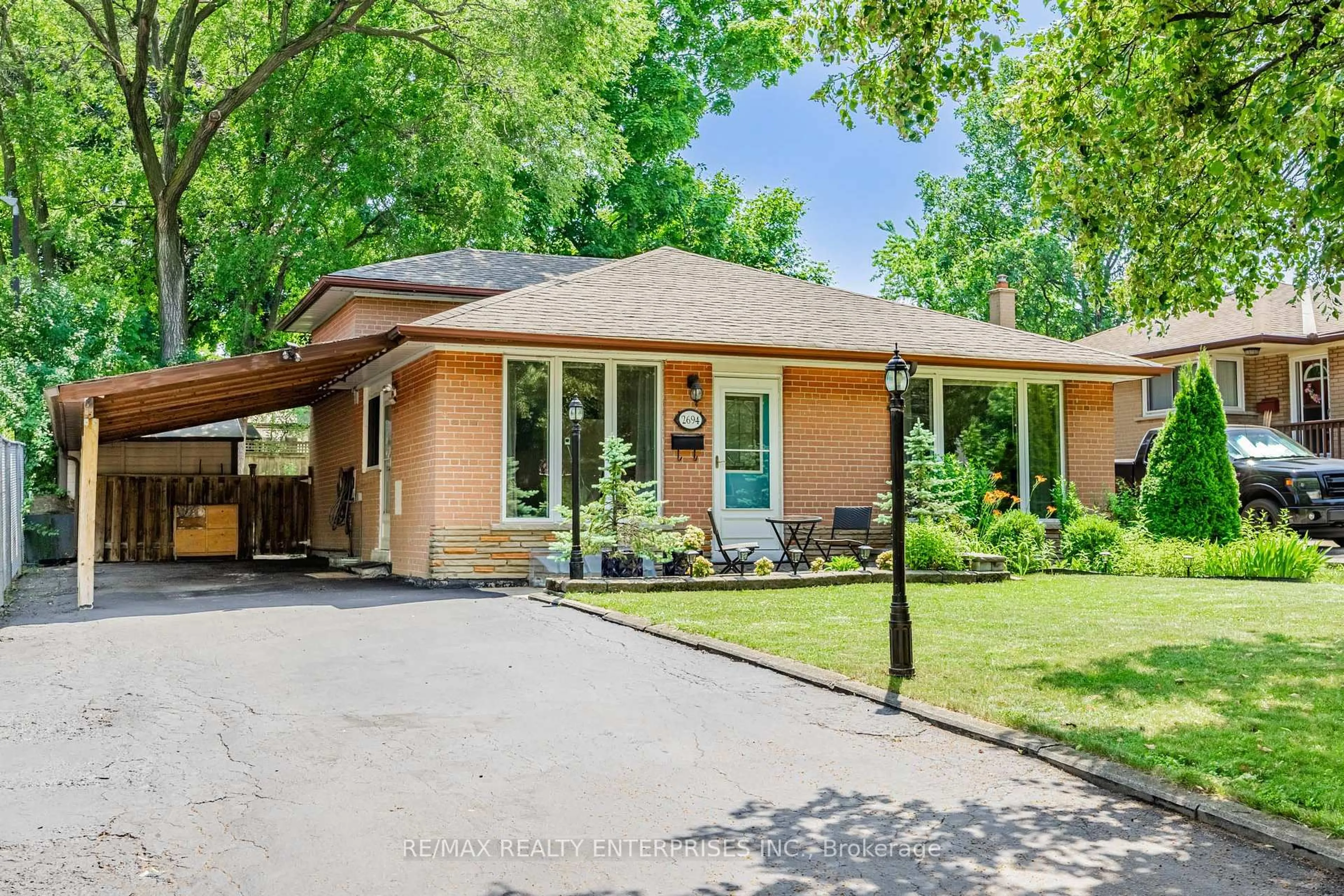 Home with brick exterior material, street for 2694 Truscott Dr, Mississauga Ontario L5J 2B7
