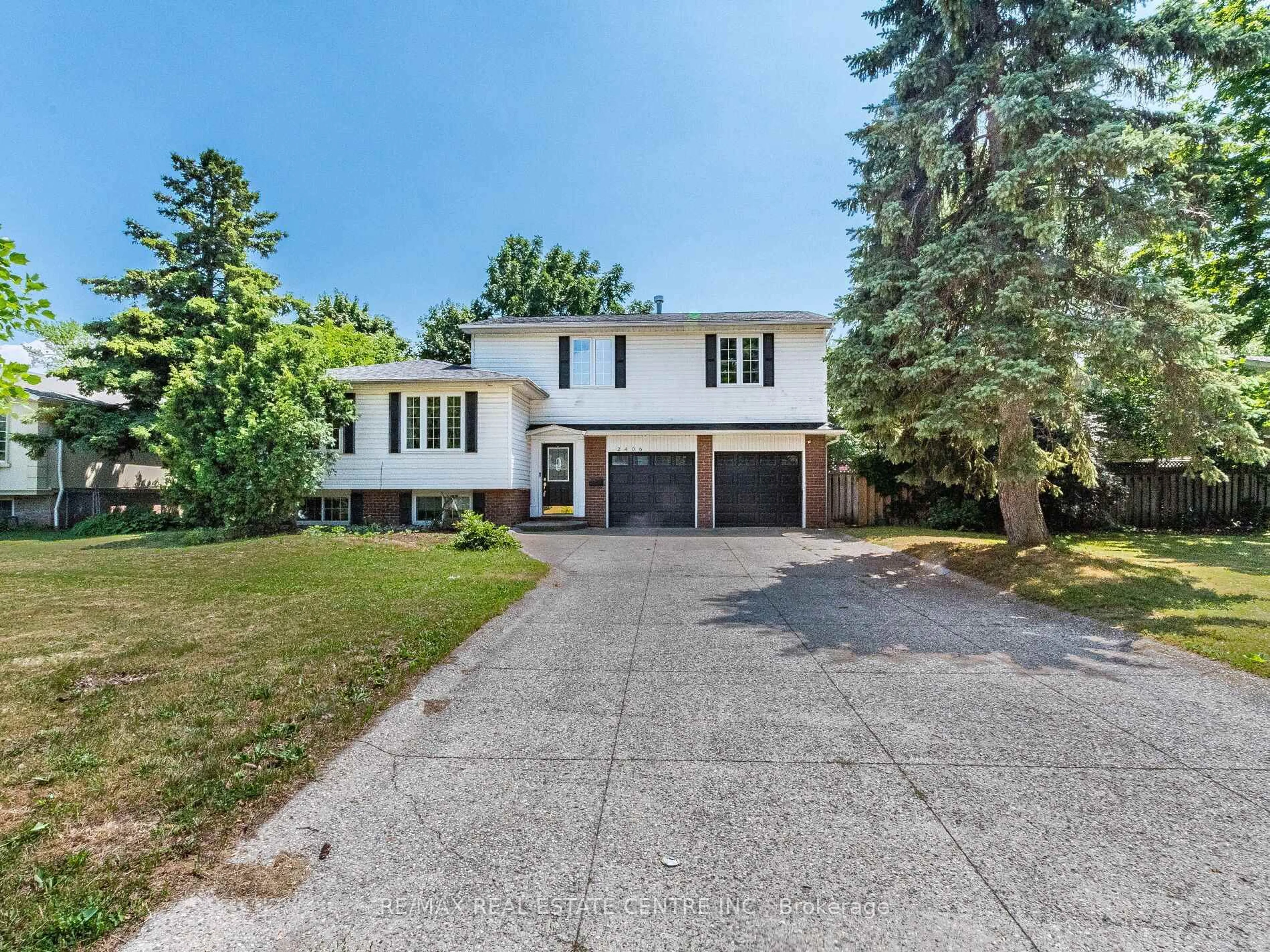 A pic from outside/outdoor area/front of a property/back of a property/a pic from drone, street for 2406 Ventura Dr, Oakville Ontario L6L 2H4