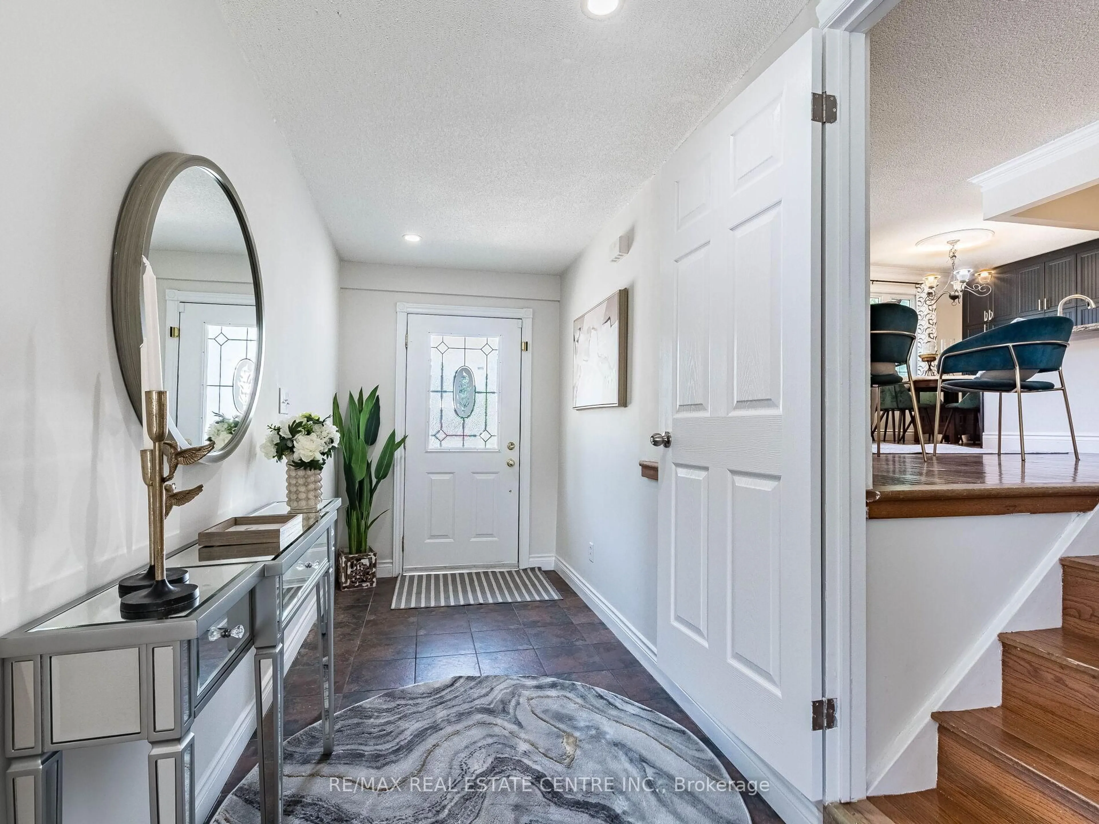 Indoor entryway for 2406 Ventura Dr, Oakville Ontario L6L 2H4