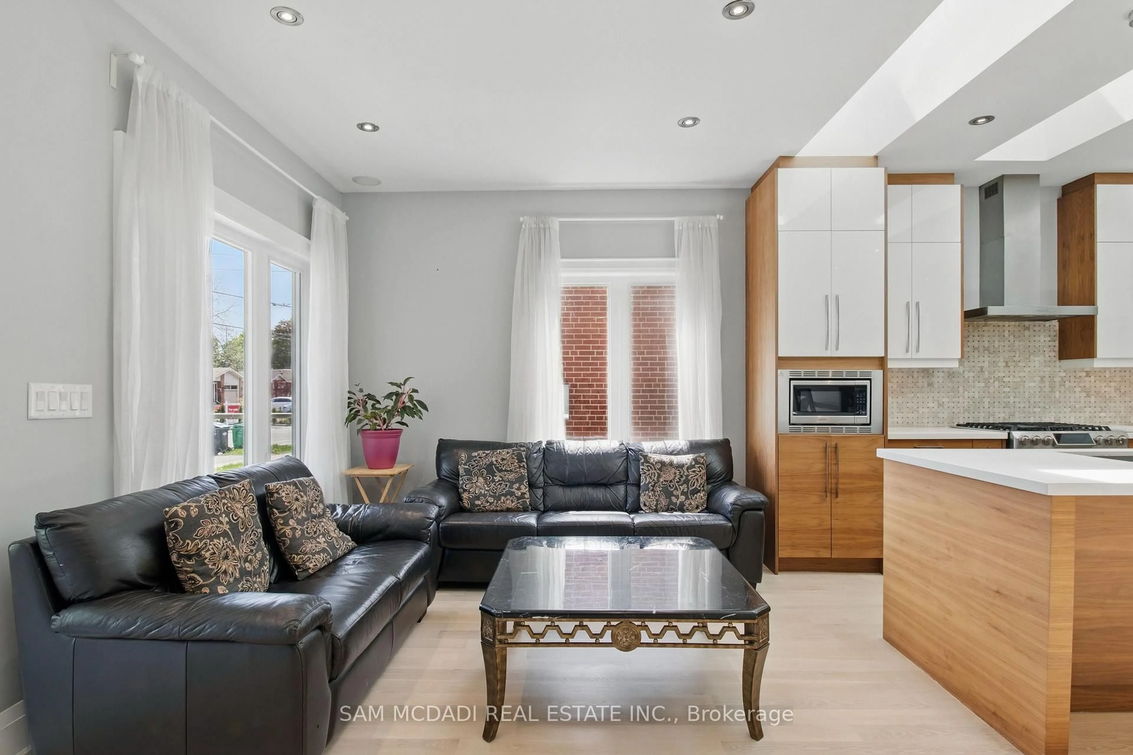 Living room with furniture, unknown for 1050 Caven St, Mississauga Ontario L5G 4J4