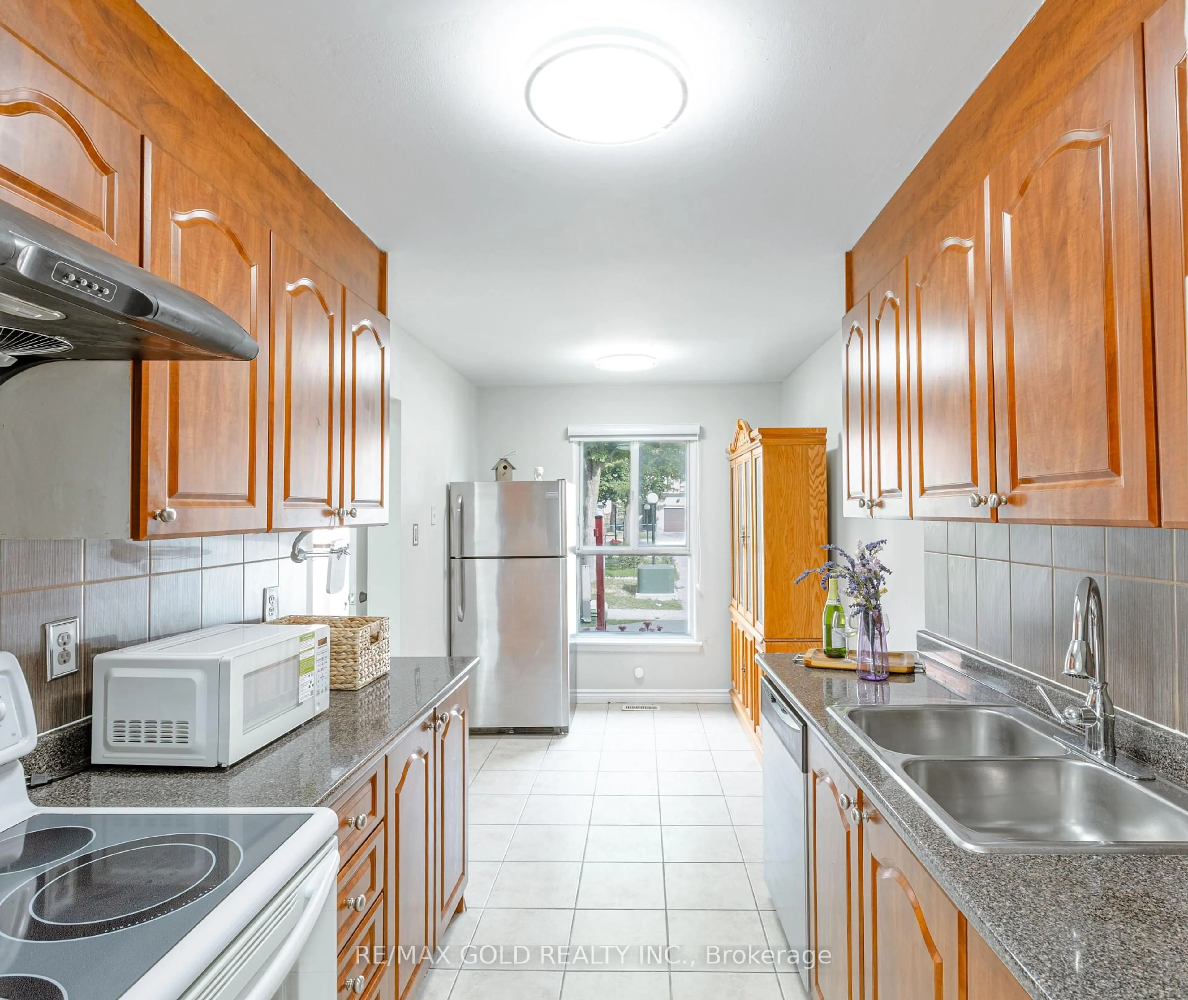 Standard kitchen, ceramic/tile floor for 337 Fleetwood Cres, Brampton Ontario L6T 2E7