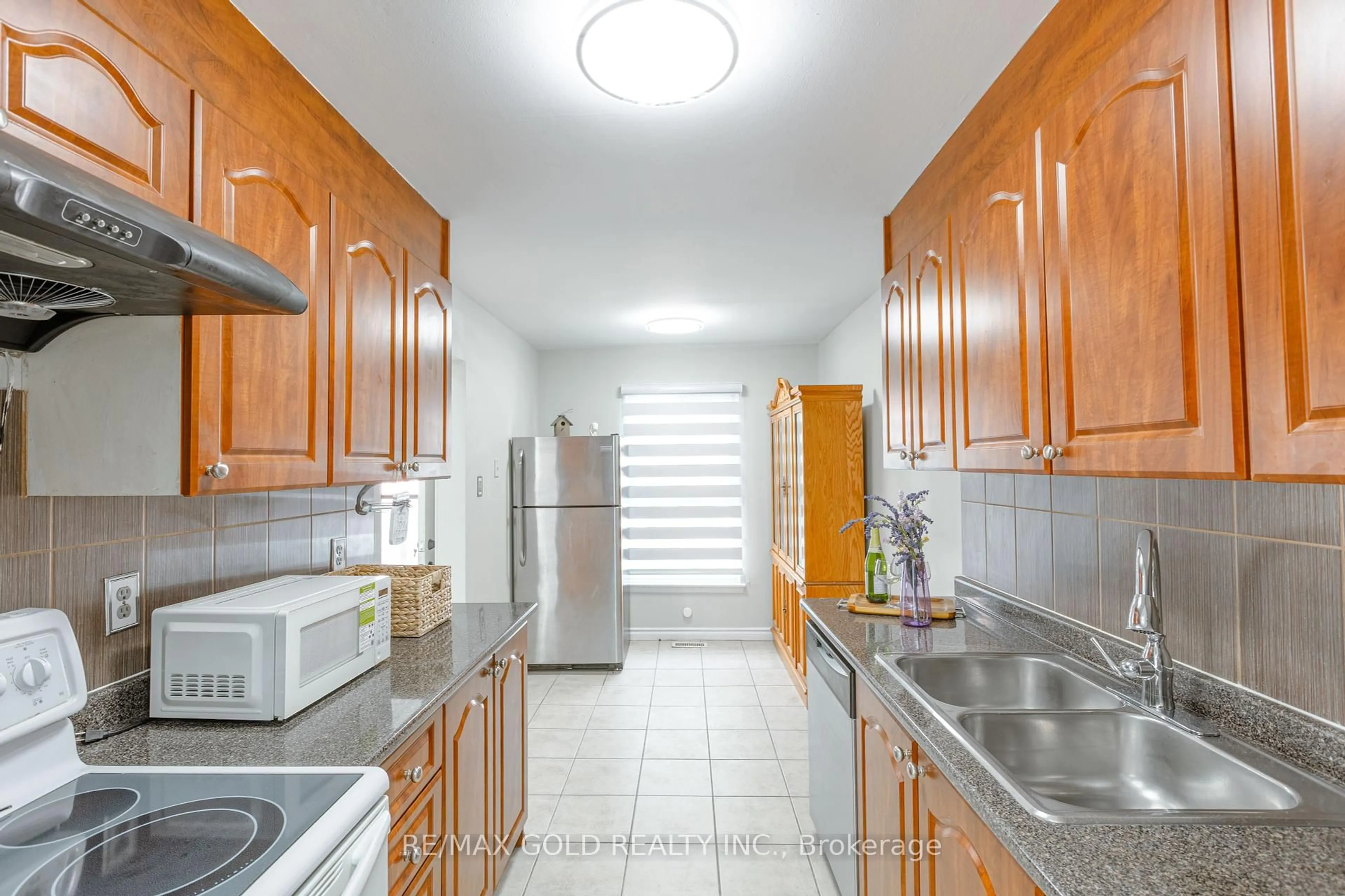 Standard kitchen, unknown for 337 Fleetwood Cres, Brampton Ontario L6T 2E7