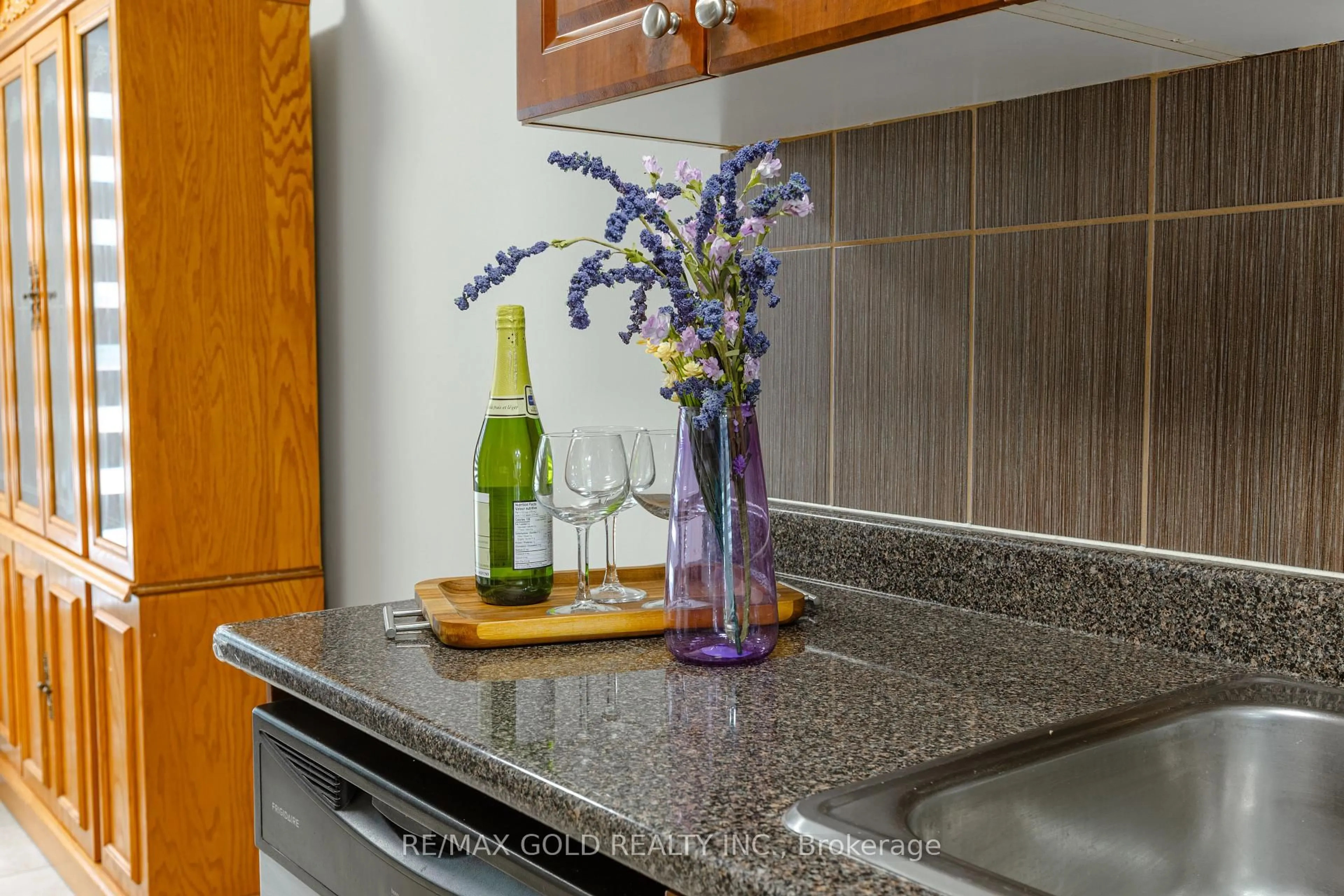 Standard kitchen, ceramic/tile floor for 337 Fleetwood Cres, Brampton Ontario L6T 2E7
