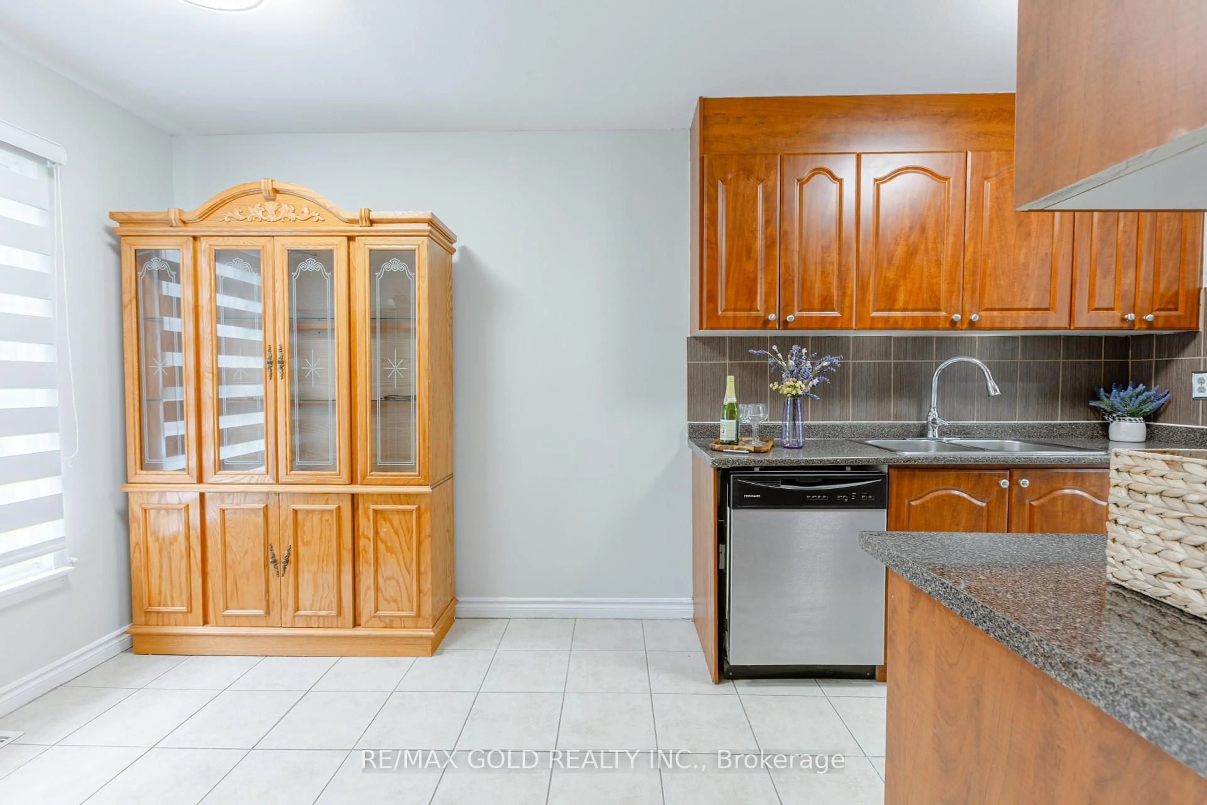 Standard kitchen, ceramic/tile floor for 337 Fleetwood Cres, Brampton Ontario L6T 2E7