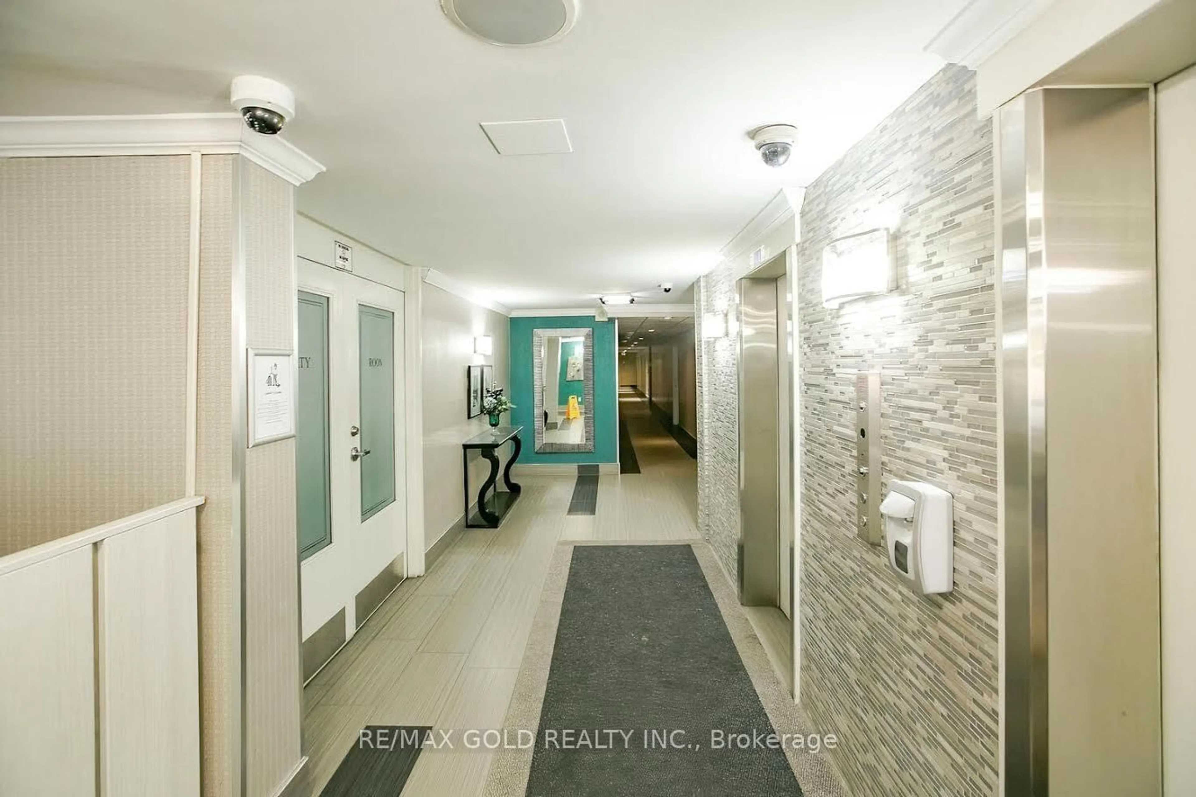 Indoor foyer for 15 Kensington Rd #312, Brampton Ontario L6T 3W2